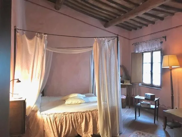 Photo of the whole room, Bed in La Locanda del Loggiato