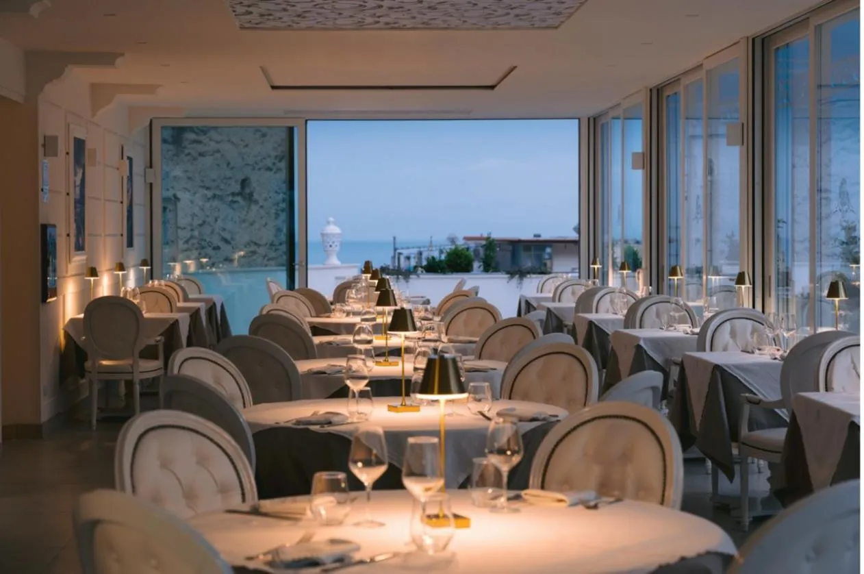 Restaurant/places to eat in Minori Palace