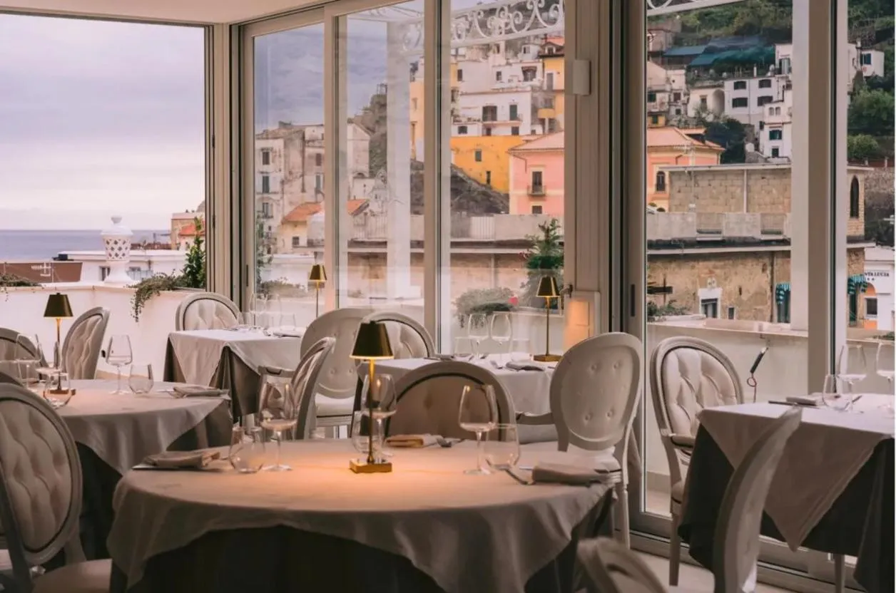 Restaurant/places to eat in Minori Palace