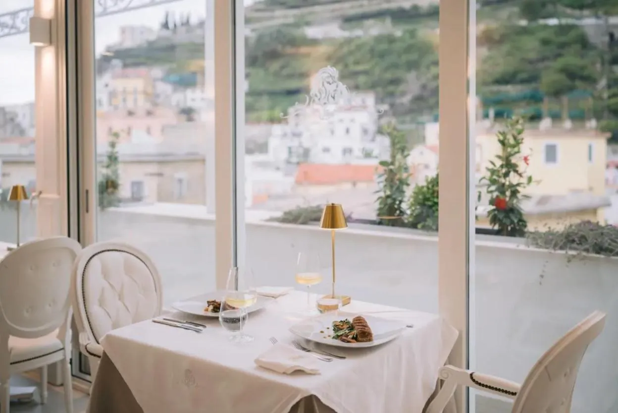 Restaurant/places to eat in Minori Palace