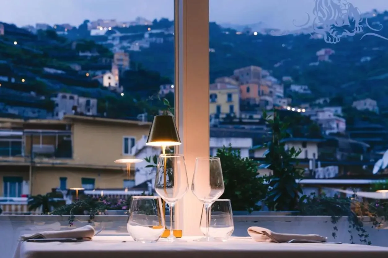 Restaurant/places to eat in Minori Palace