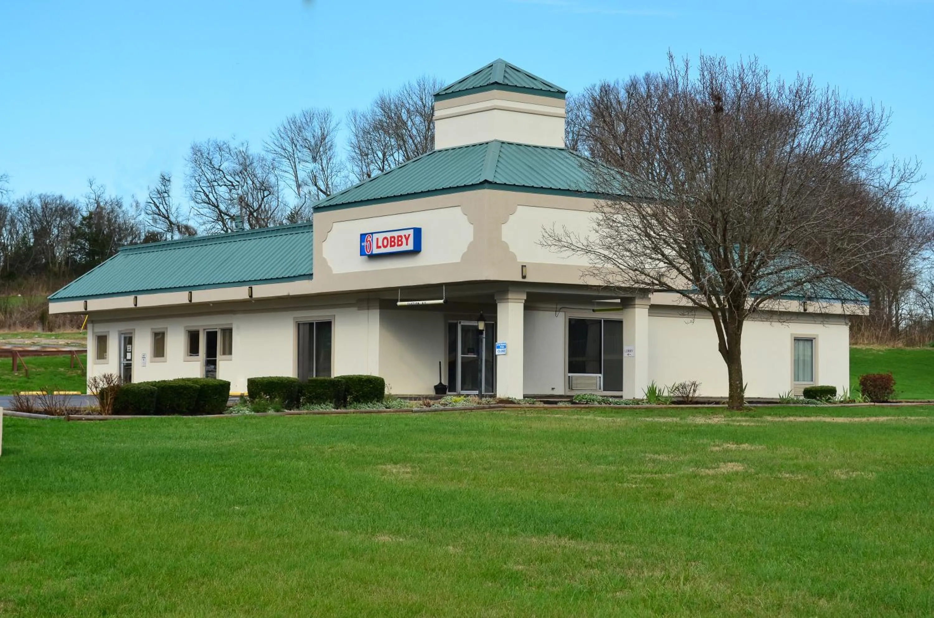 Facade/entrance in Motel 6-Pulaski, TN