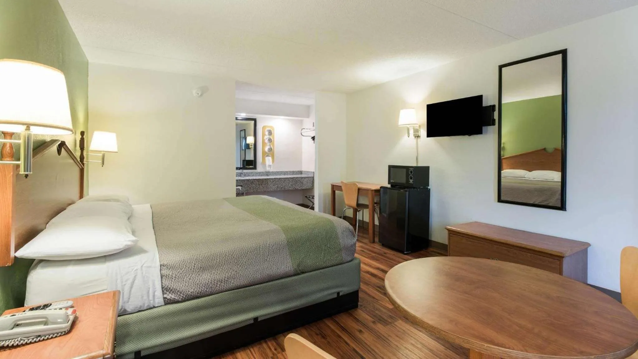 TV and multimedia, Bed in Motel 6-Pulaski, TN