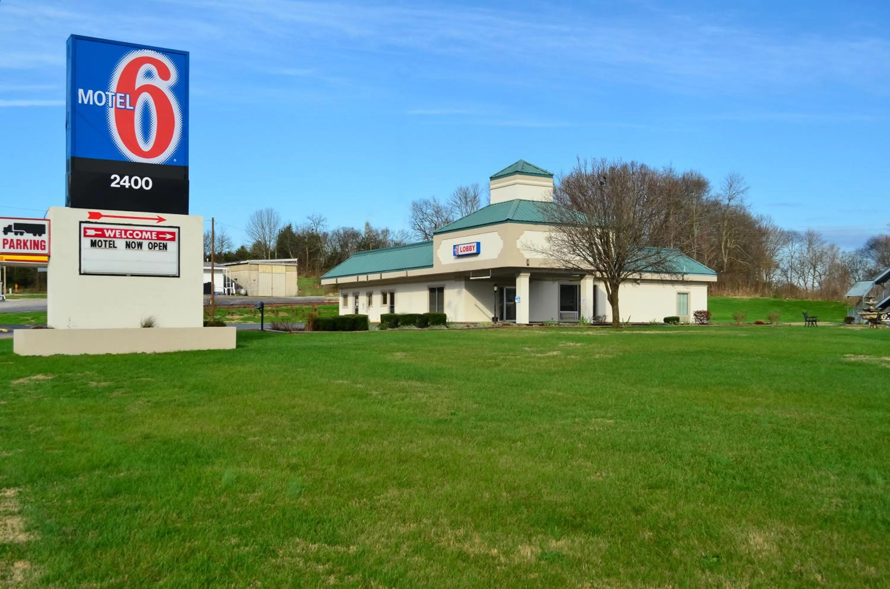 Facade/entrance in Motel 6-Pulaski, TN