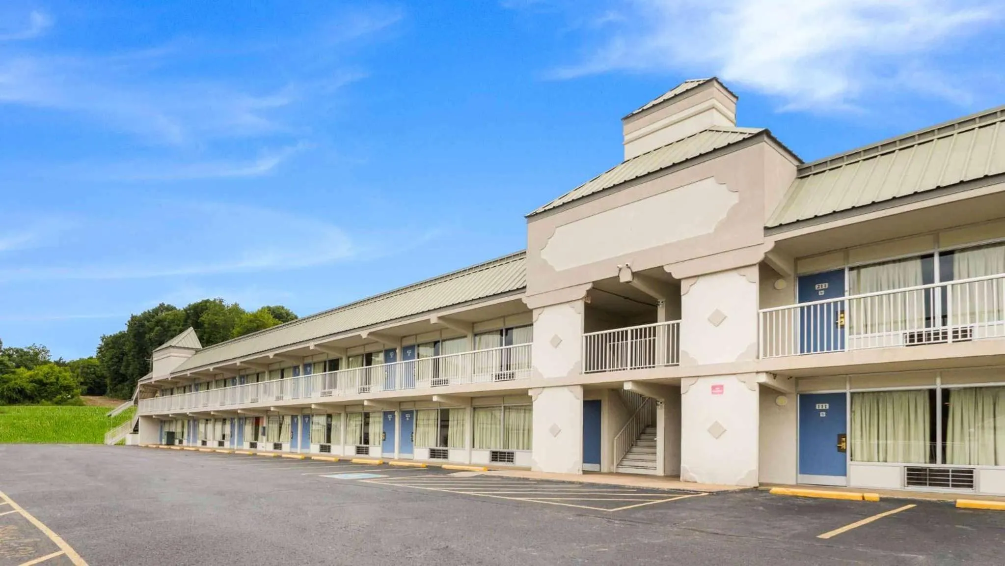 Property building in Motel 6-Pulaski, TN