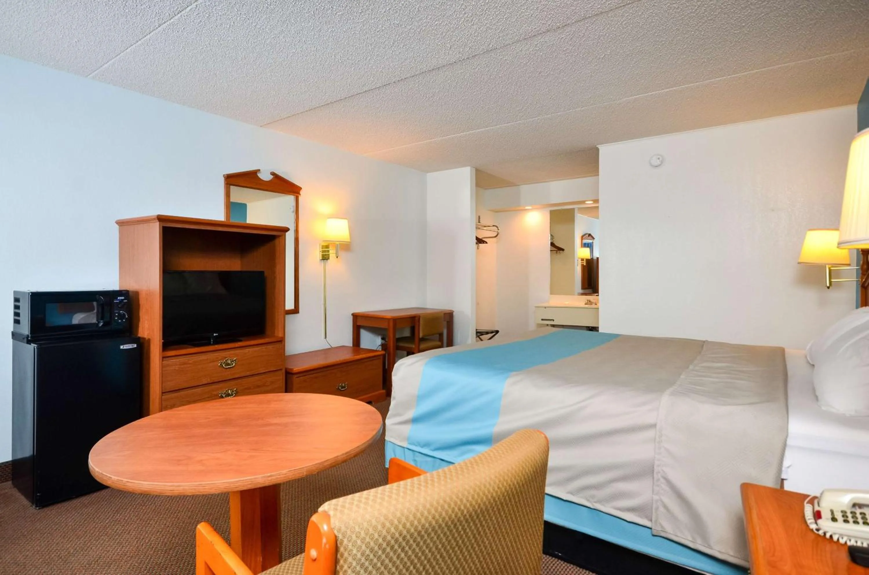 Photo of the whole room, Bed in Motel 6-Pulaski, TN