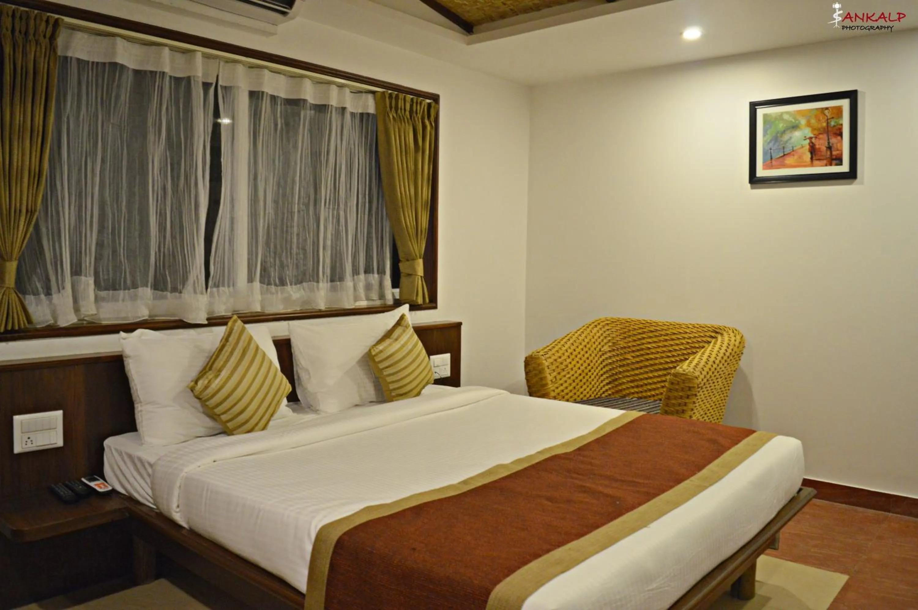 Photo of the whole room, Bed in Sepoy Grande Mysore