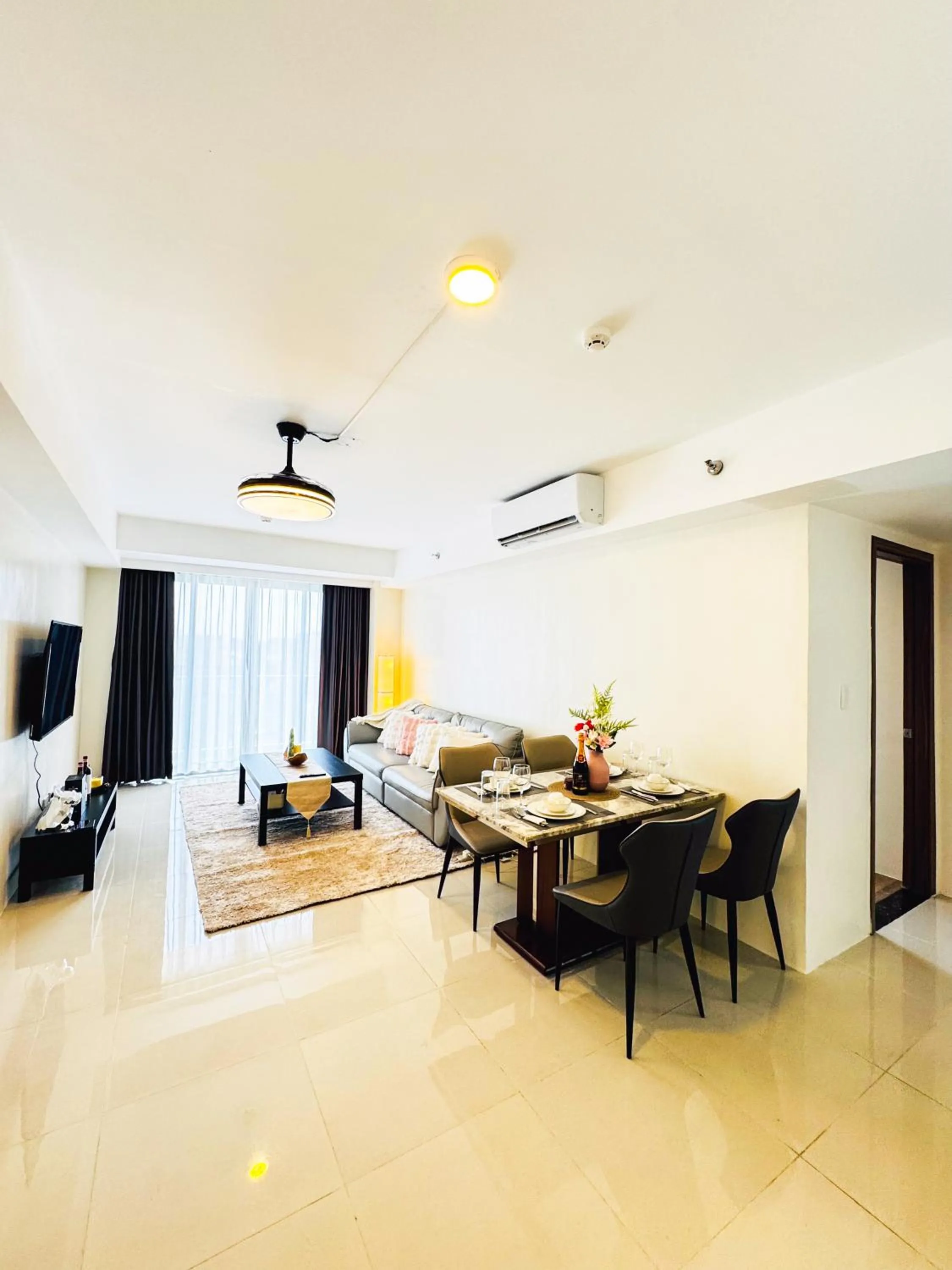 Family Two-Bedroom Apartment with View in Spacious Unit & High-Floor Hotel near City of Dreams, Airport, Okada, and Solaire Casino