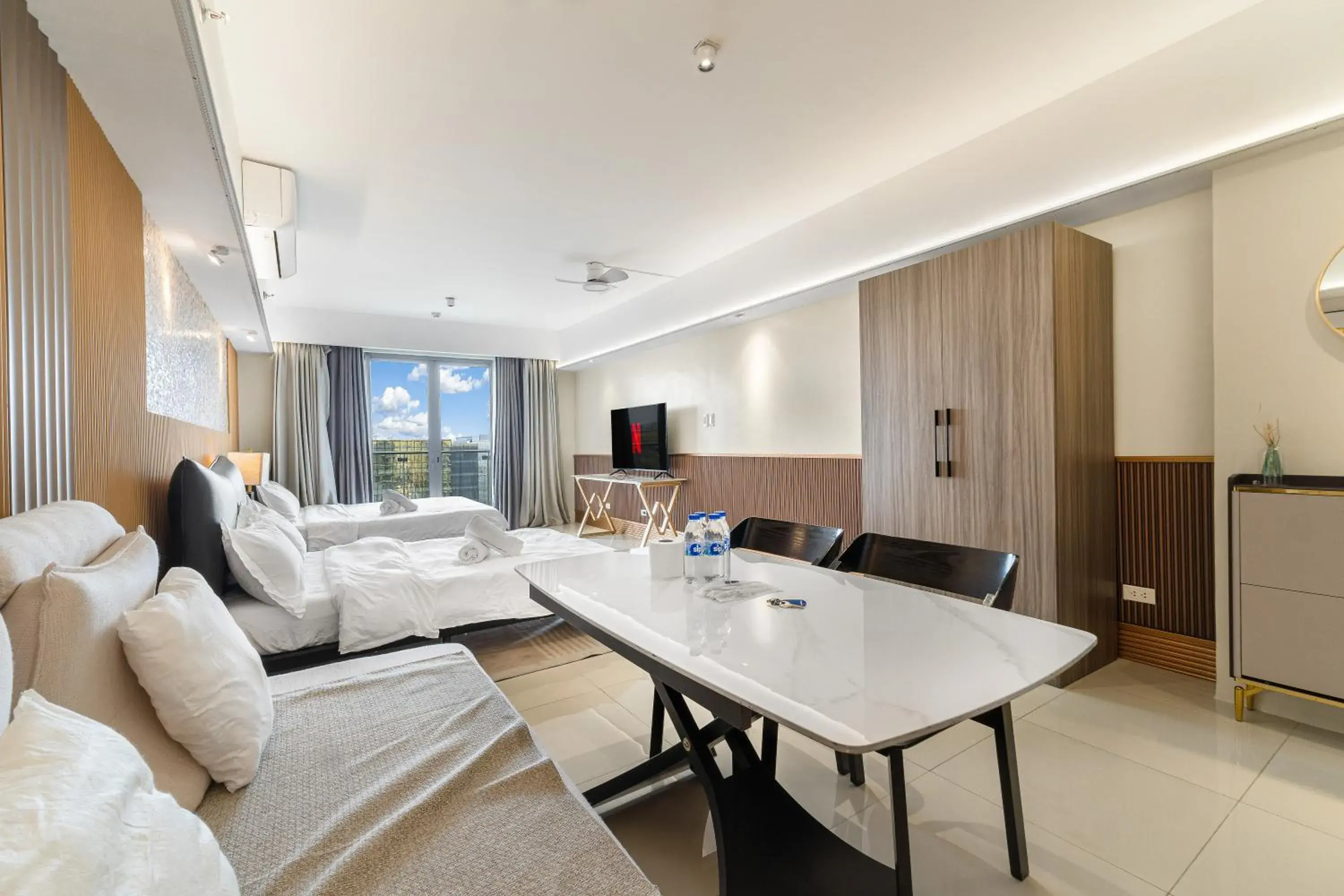 Deluxe Family Room in Spacious Unit & High-Floor Hotel near City of Dreams, Airport, Okada, and Solaire Casino Deluxe Family Room in Spacious Unit & High-Floor Hotel near City of Dreams, Airport, Okada, and Solaire Casino