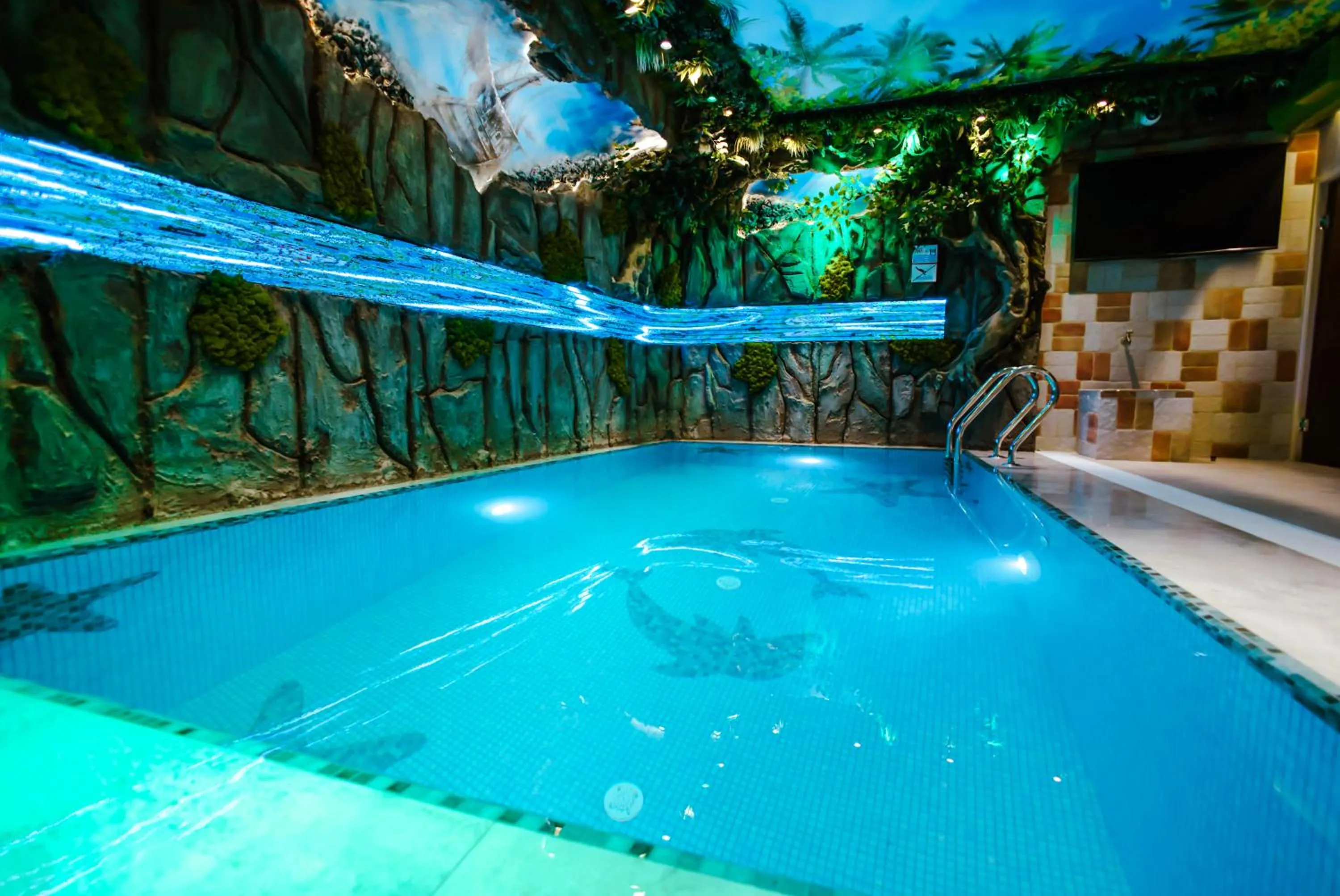 Swimming pool in Carat Hotel Yerevan