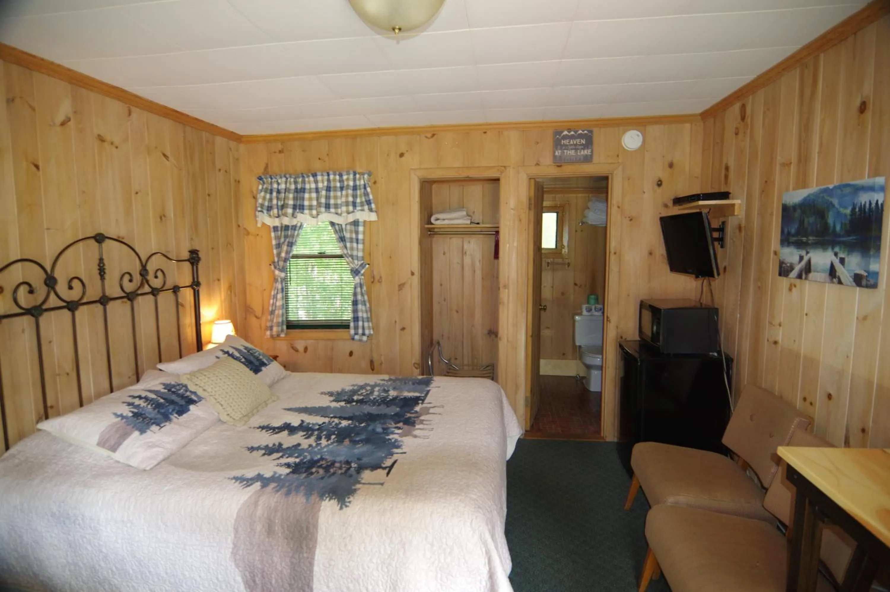 Bed in Cramers Point Lake Breeze