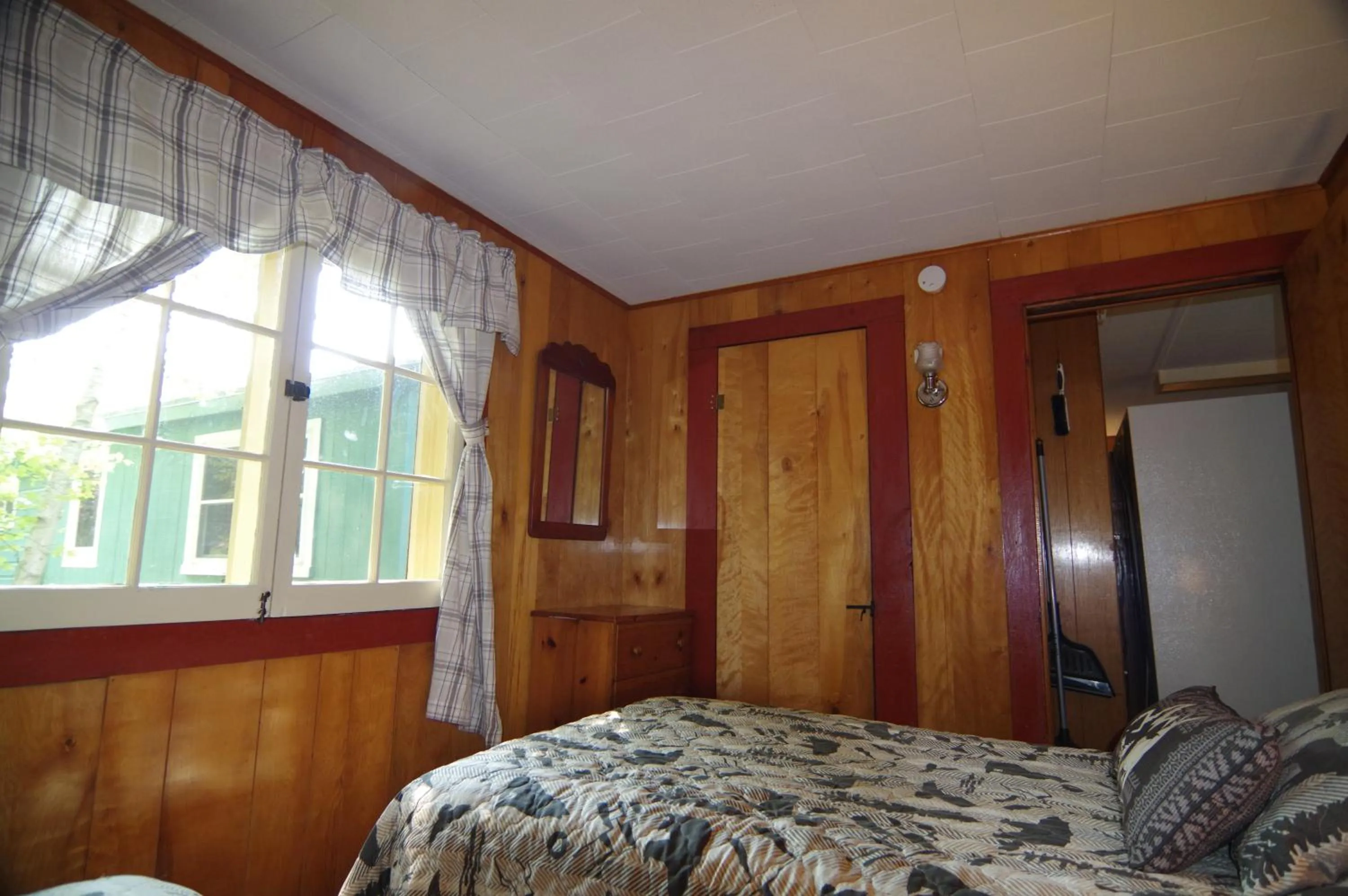 Bed in Cramers Point Lake Breeze