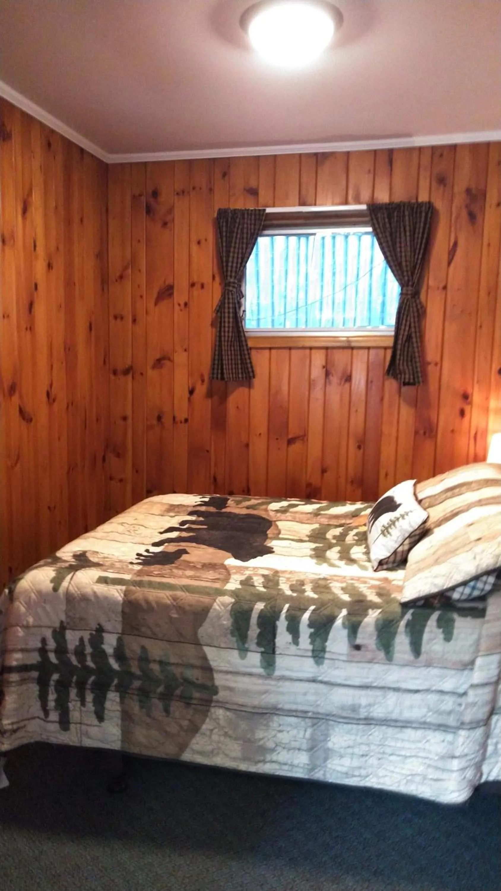 Bed in Cramers Point Lake Breeze