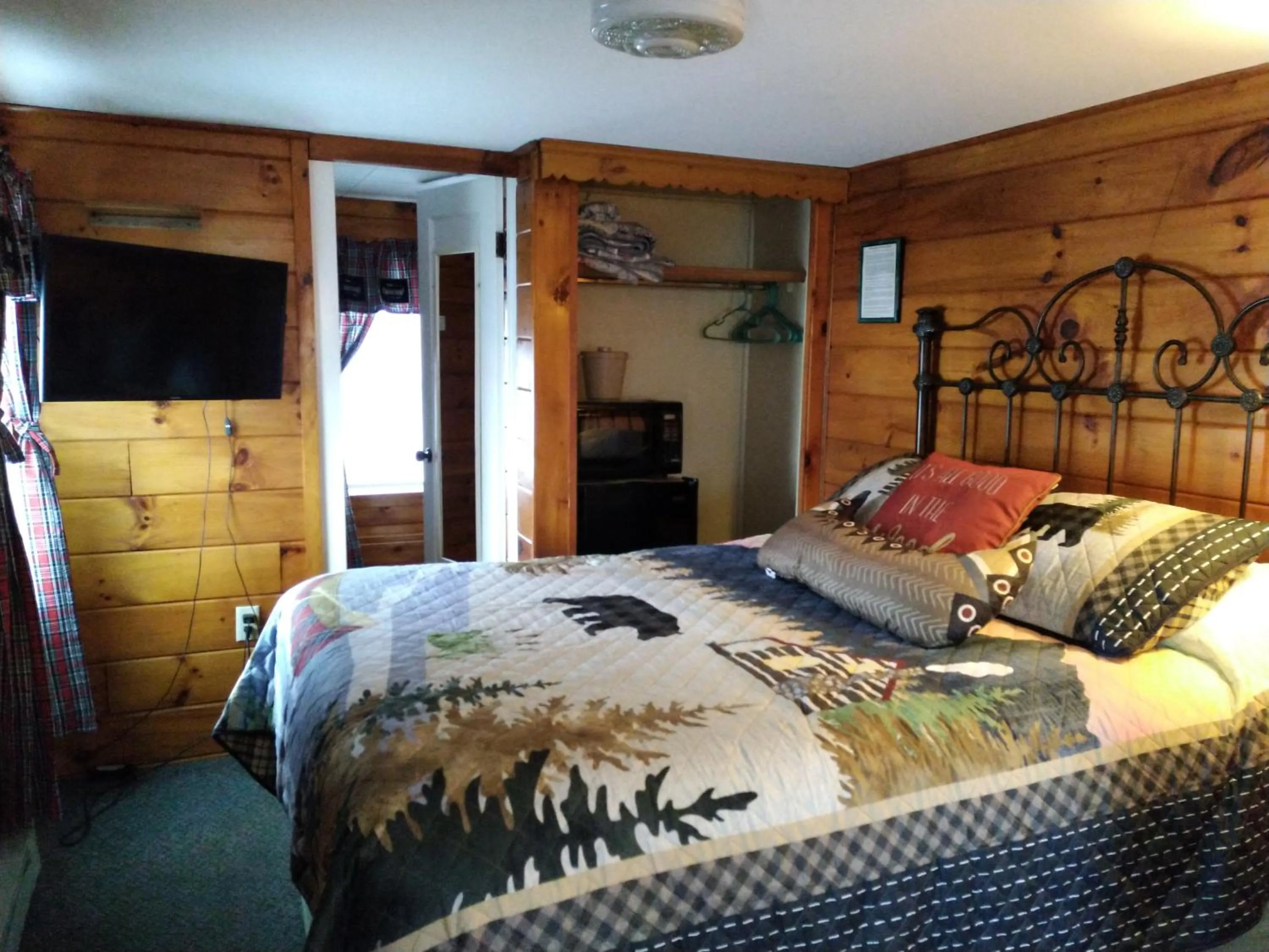 Bed in Cramers Point Lake Breeze