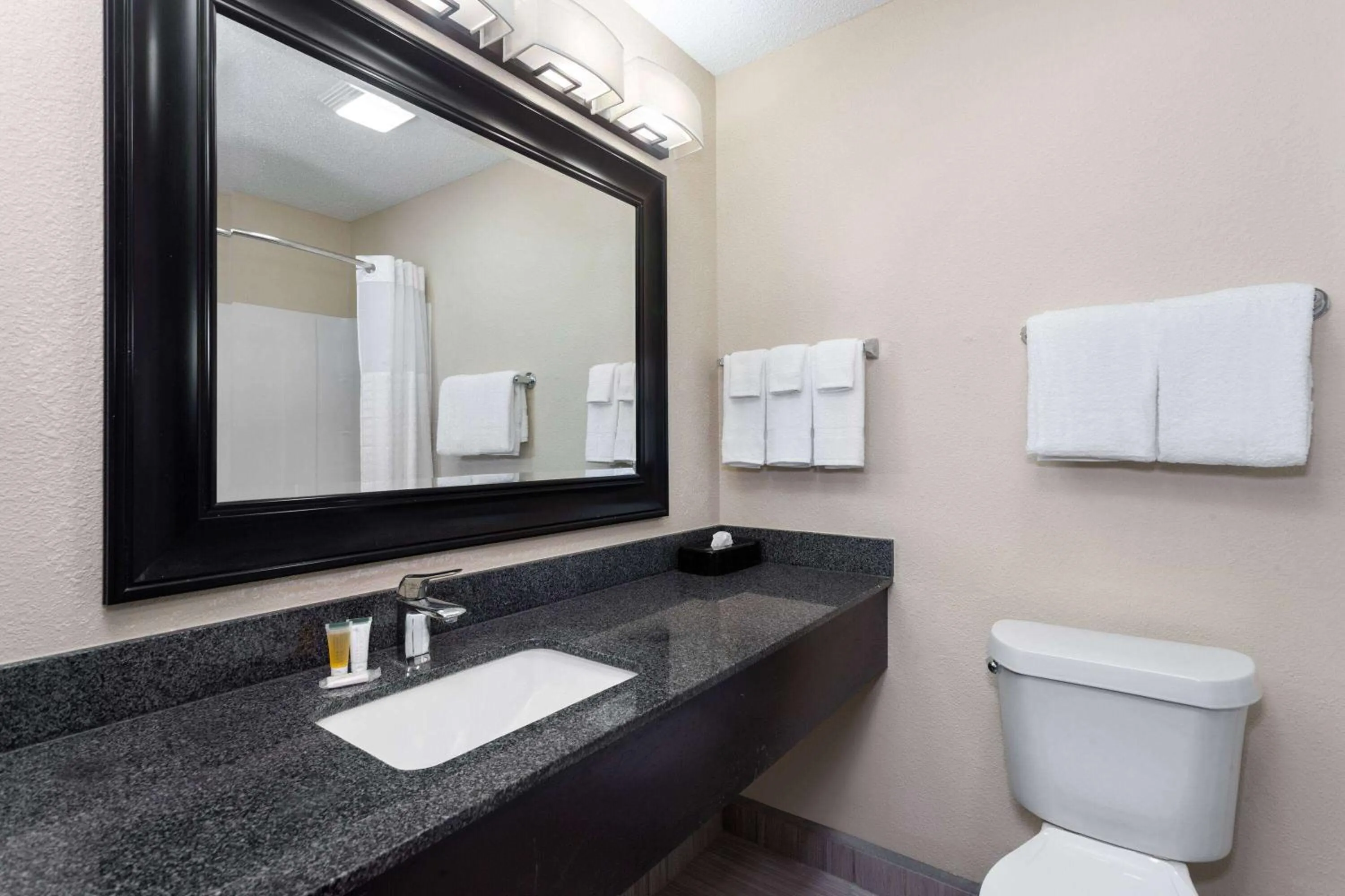 TV and multimedia in Super 8 by Wyndham Copley Akron