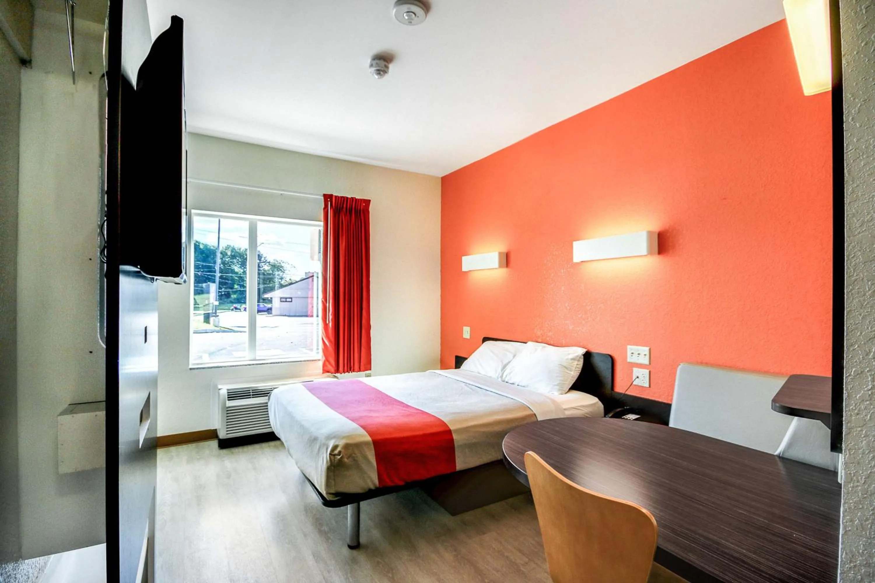 TV and multimedia, Bed in Motel 6-Allentown, PA