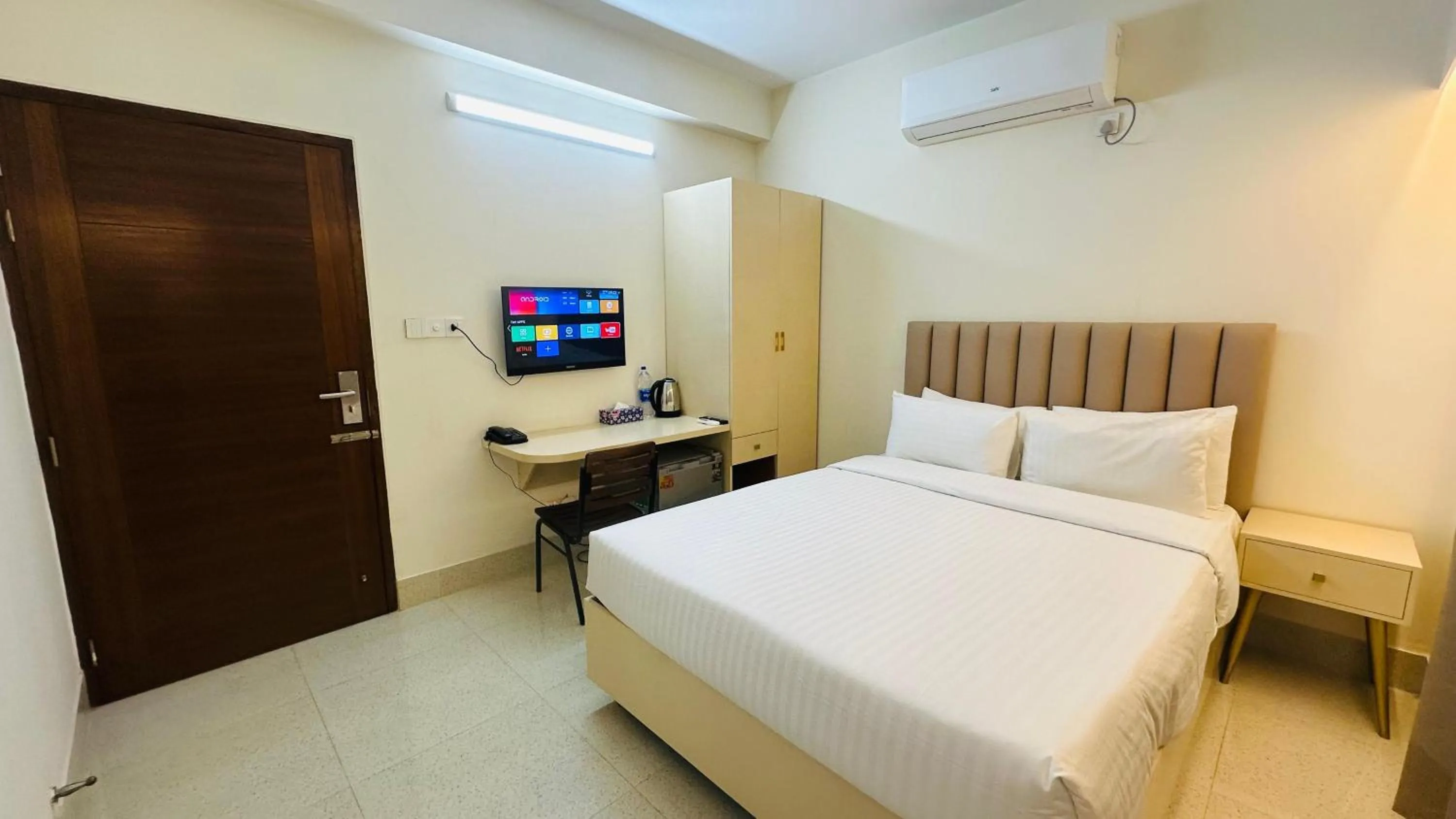 Bedroom, Bed in Royal Regent Suites Dhaka