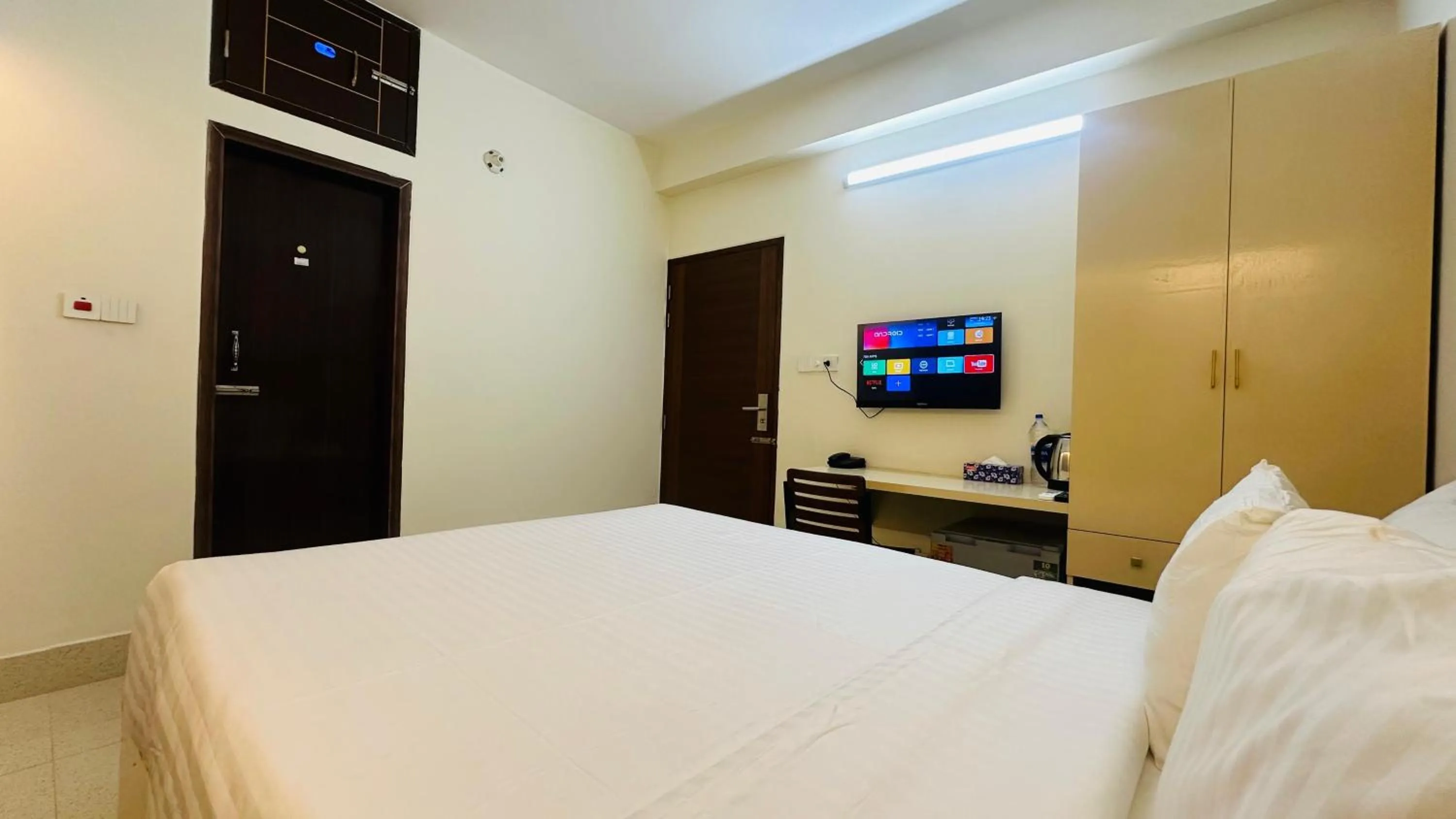 Bedroom, Bed in Royal Regent Suites Dhaka