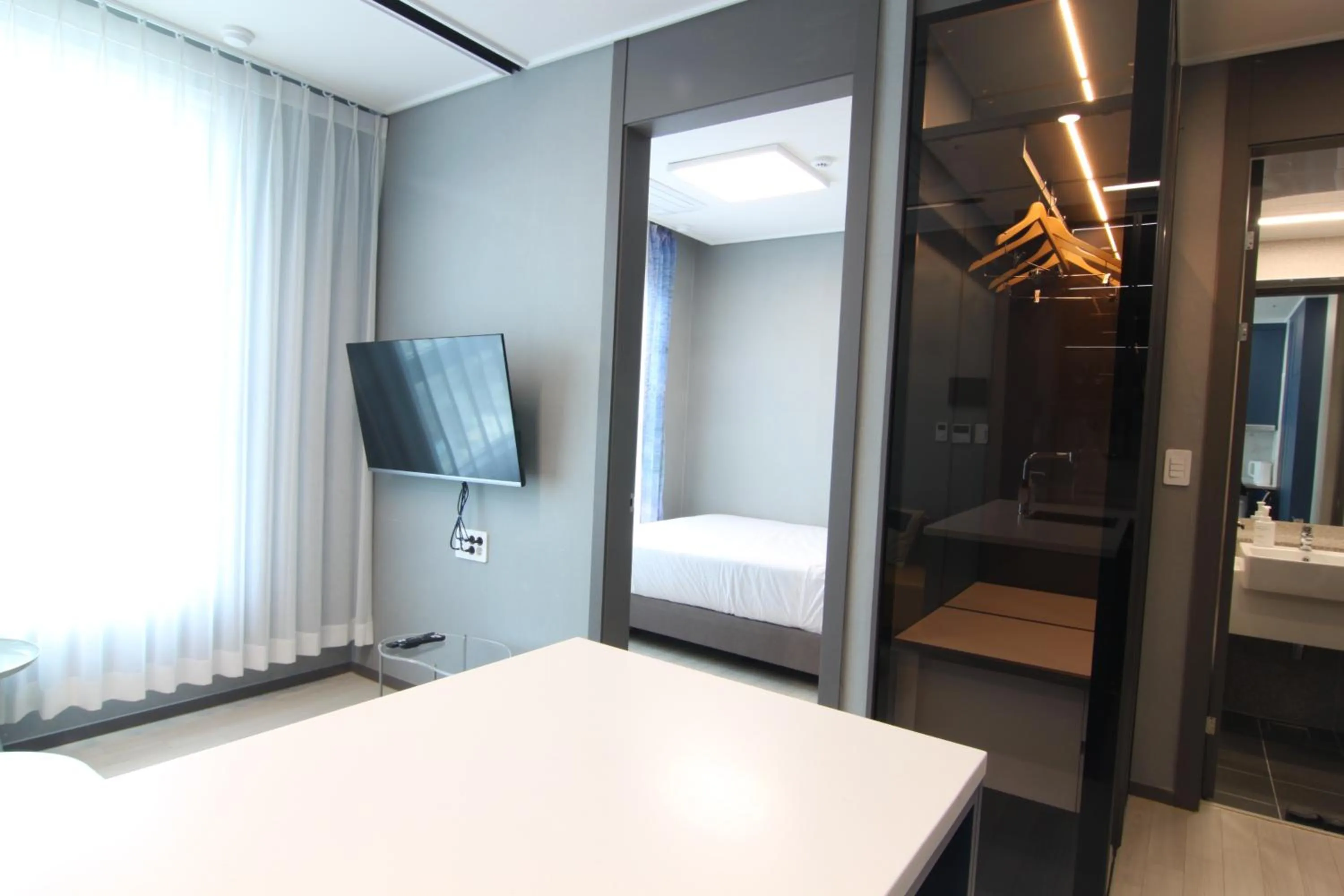 Living room, Bed in Nampo The Bayment BLINGEASTERN