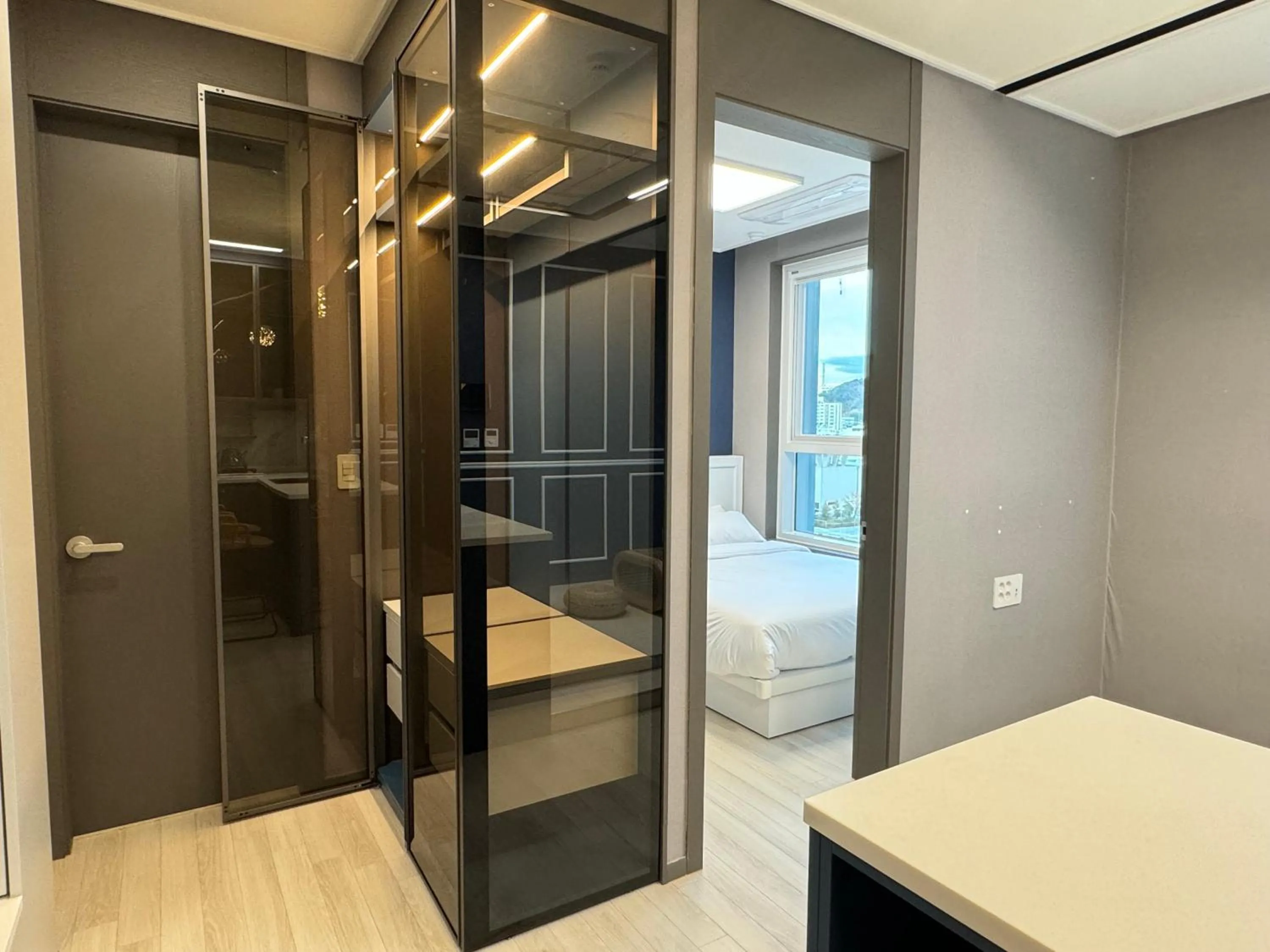 wardrobe in Nampo The Bayment BLINGEASTERN