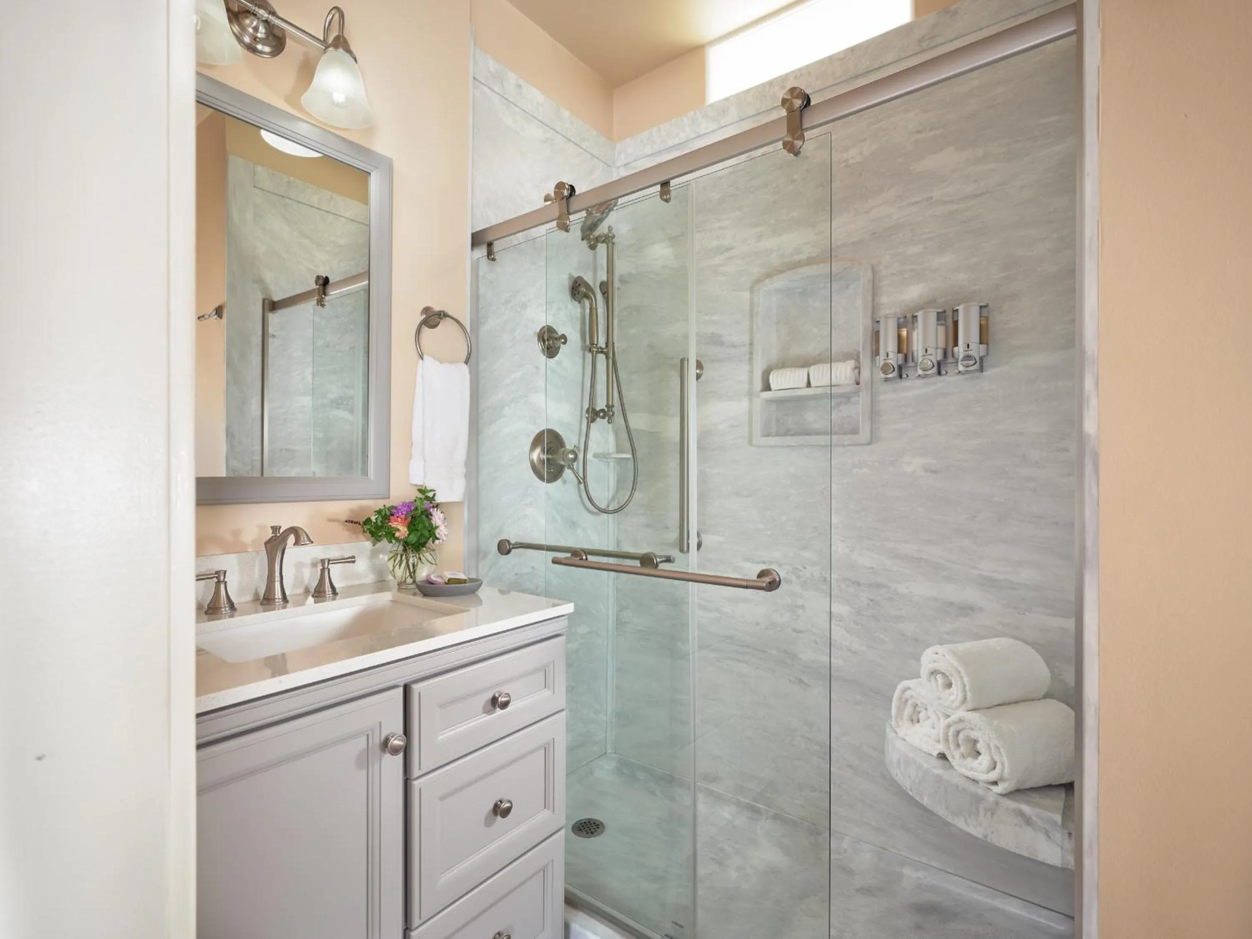 Shower in Mooreland Garden Inn