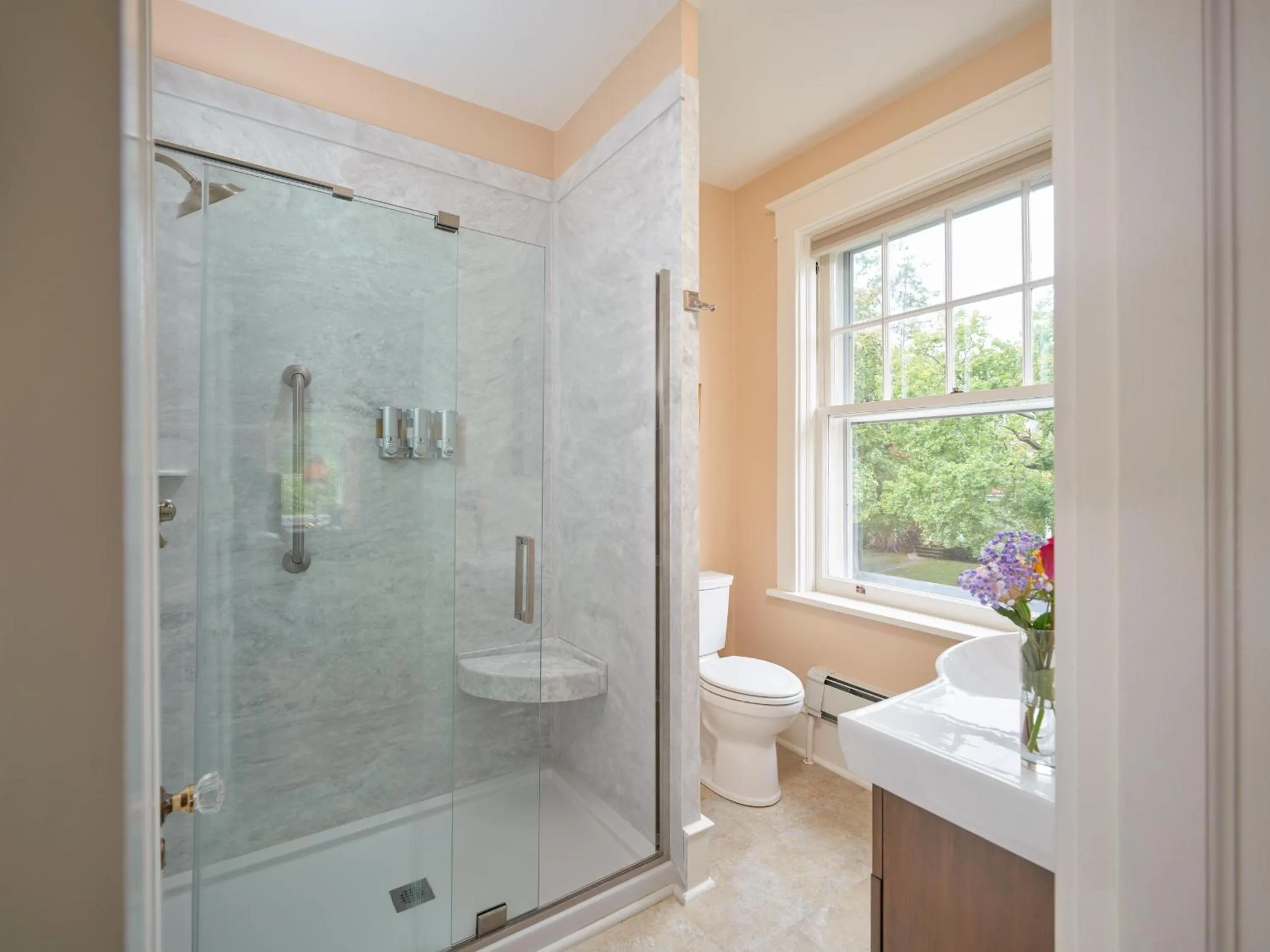 Shower in Mooreland Garden Inn