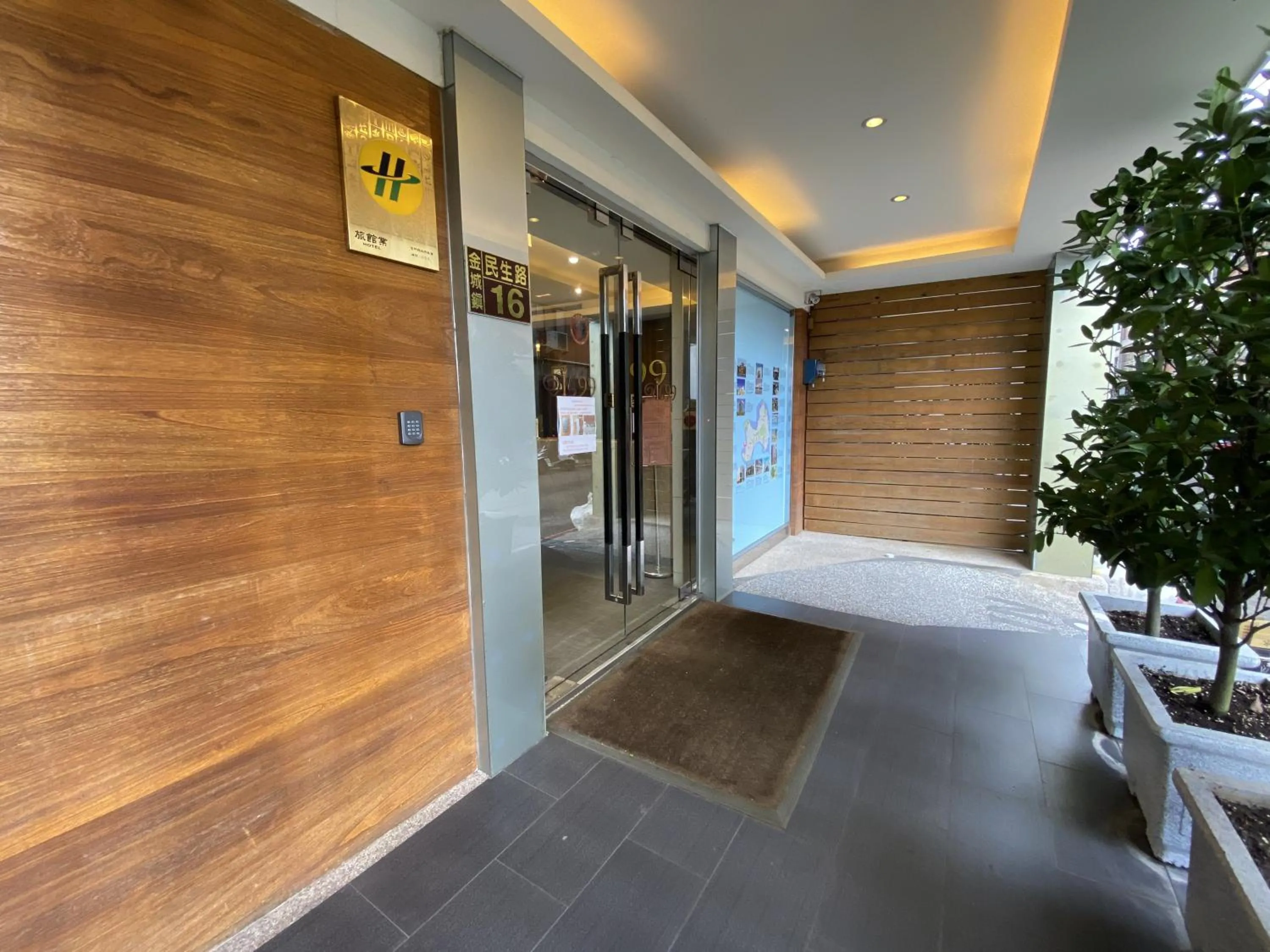 Facade/entrance in IN99 Hotel