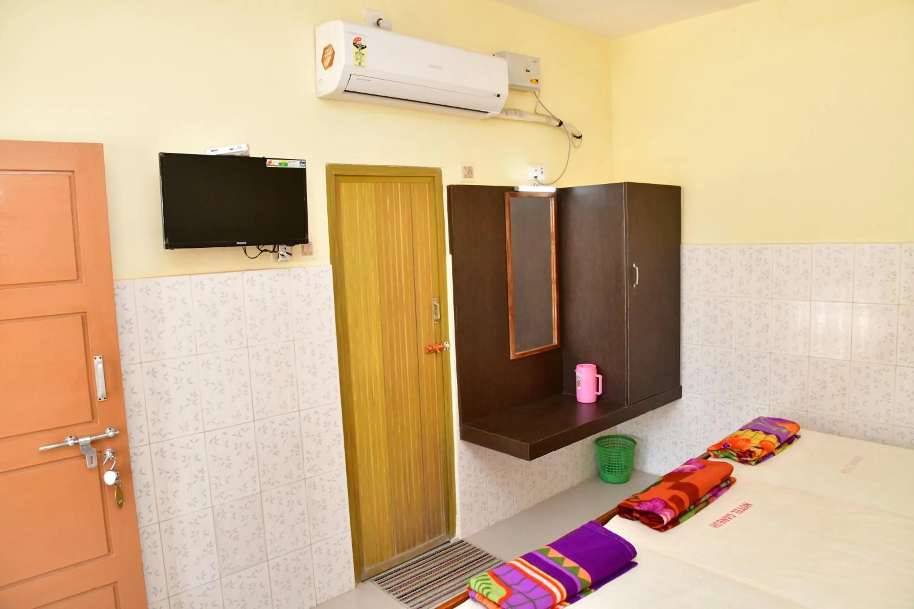 TV and multimedia, Bed in Hotel Ganesh Lodge