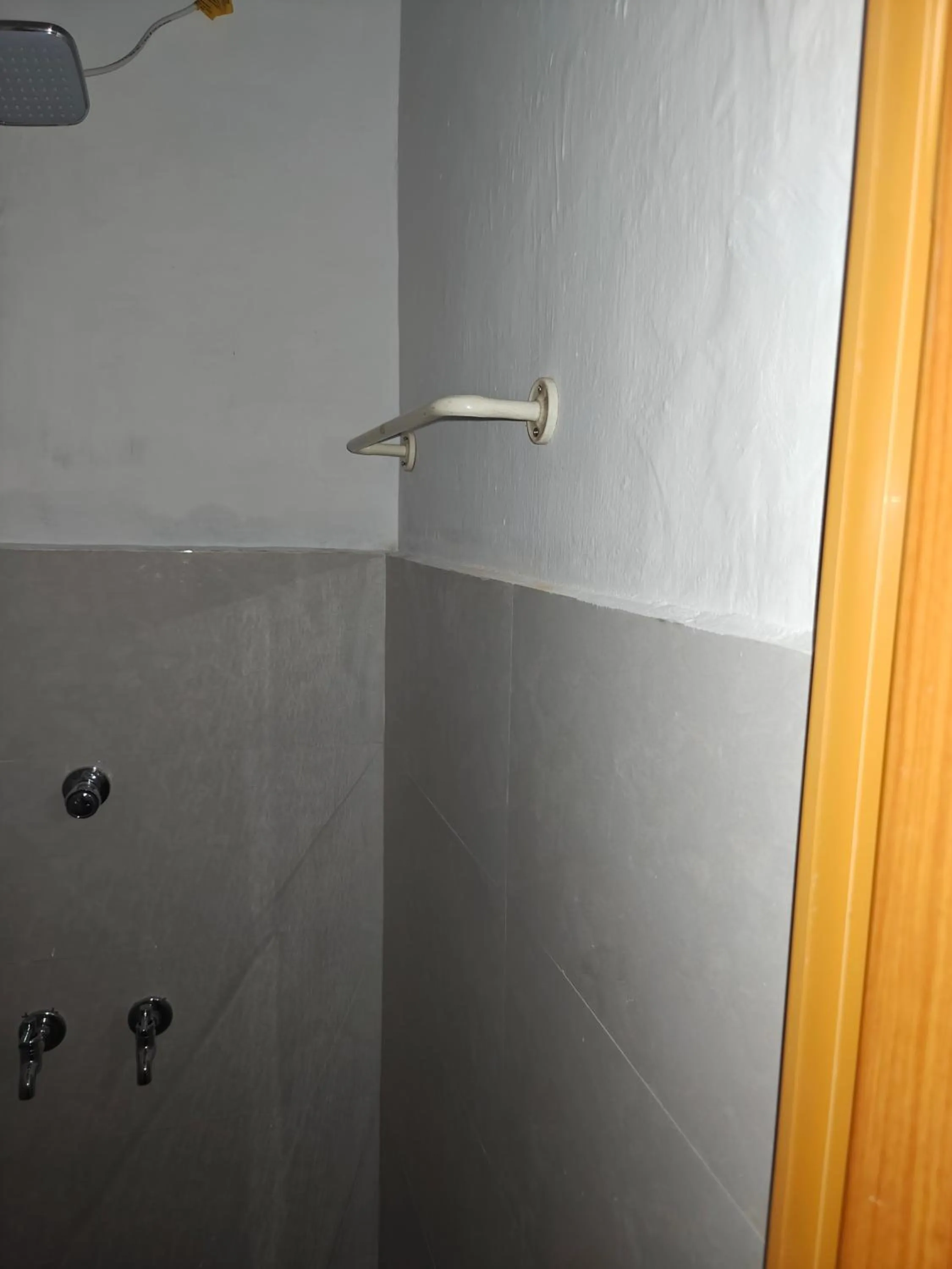 Shower in Hotel Ganesh Lodge