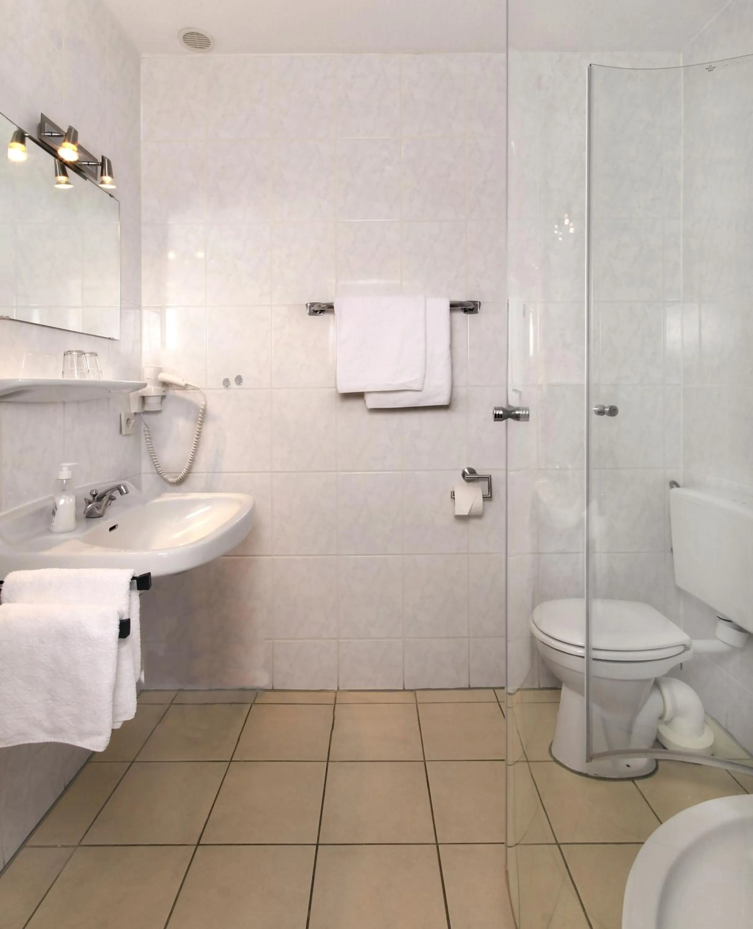 Bathroom in Strand Hotel Nordsee, Hotel Deichläufer