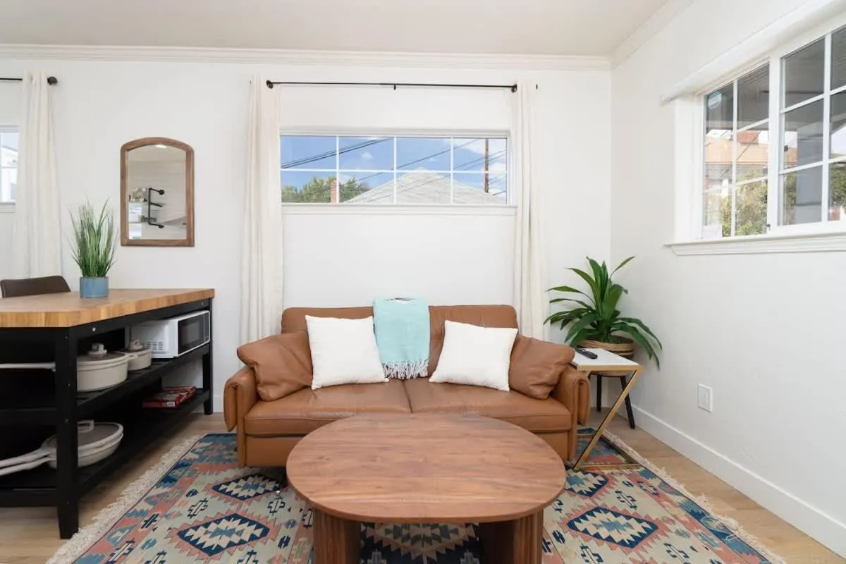 Modern 1-BR Apartment Close to Downtown Vibes