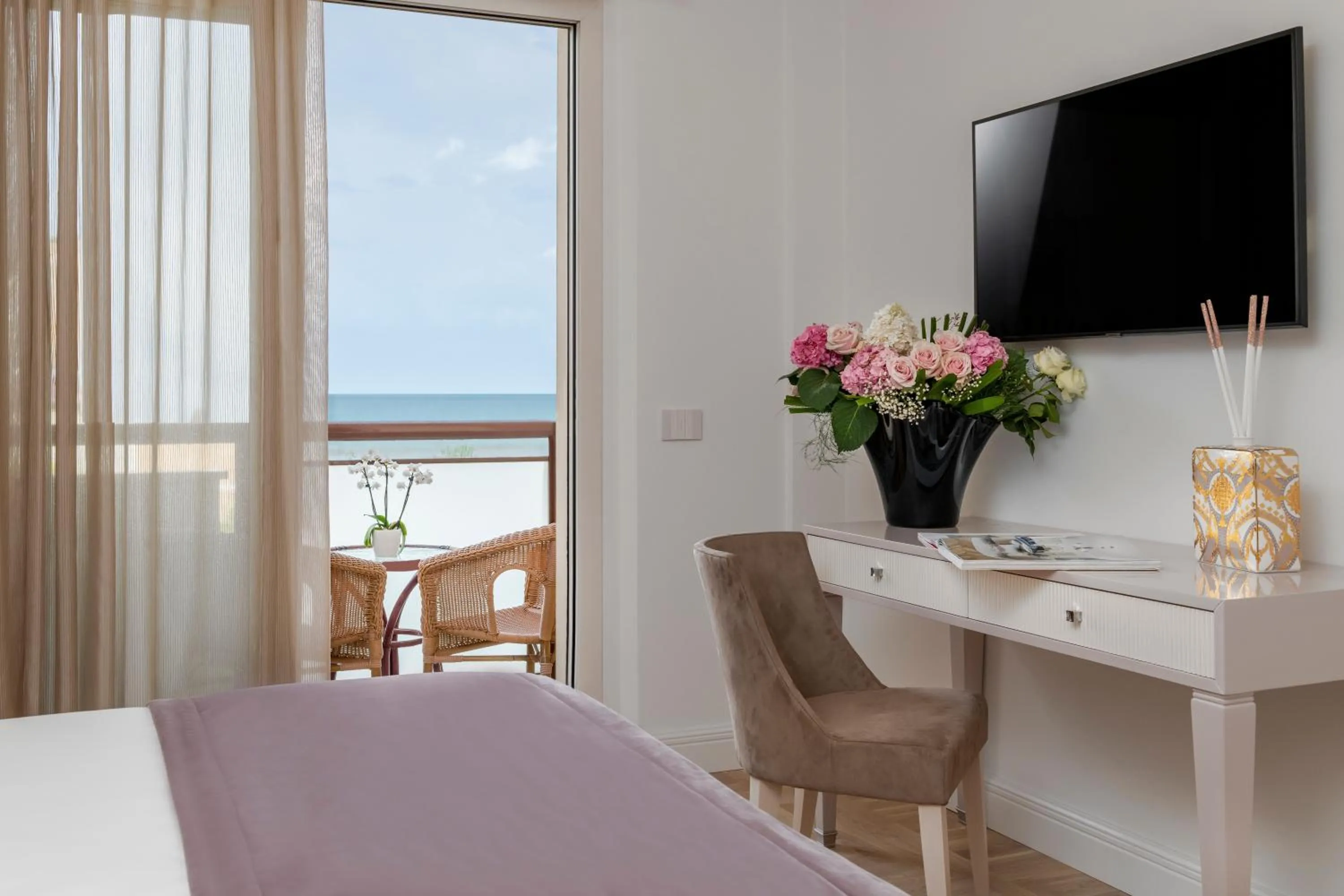 Sea view, Bed in Grand Hotel Gallia