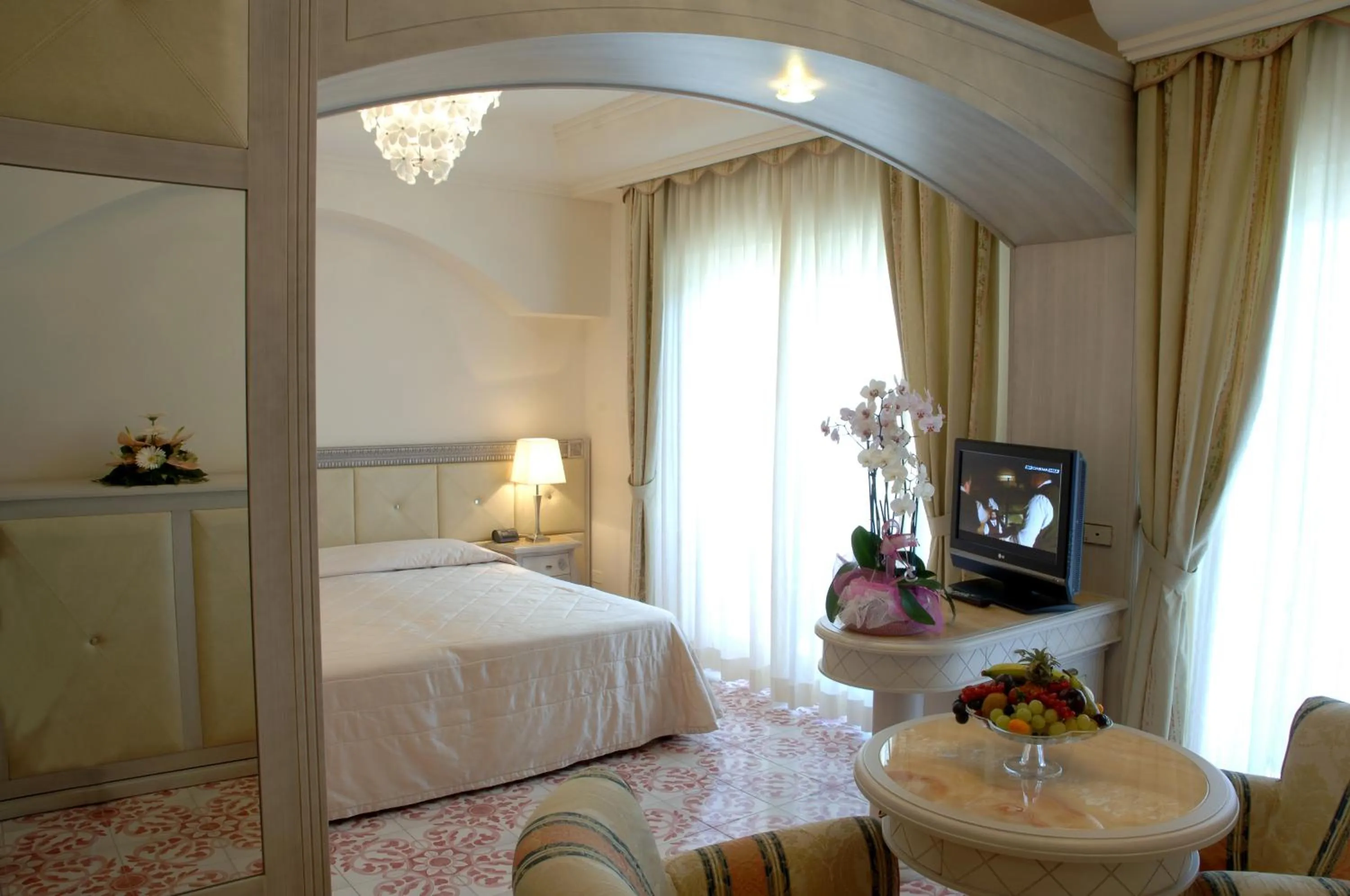 Photo of the whole room, Bed in Grand Hotel Gallia