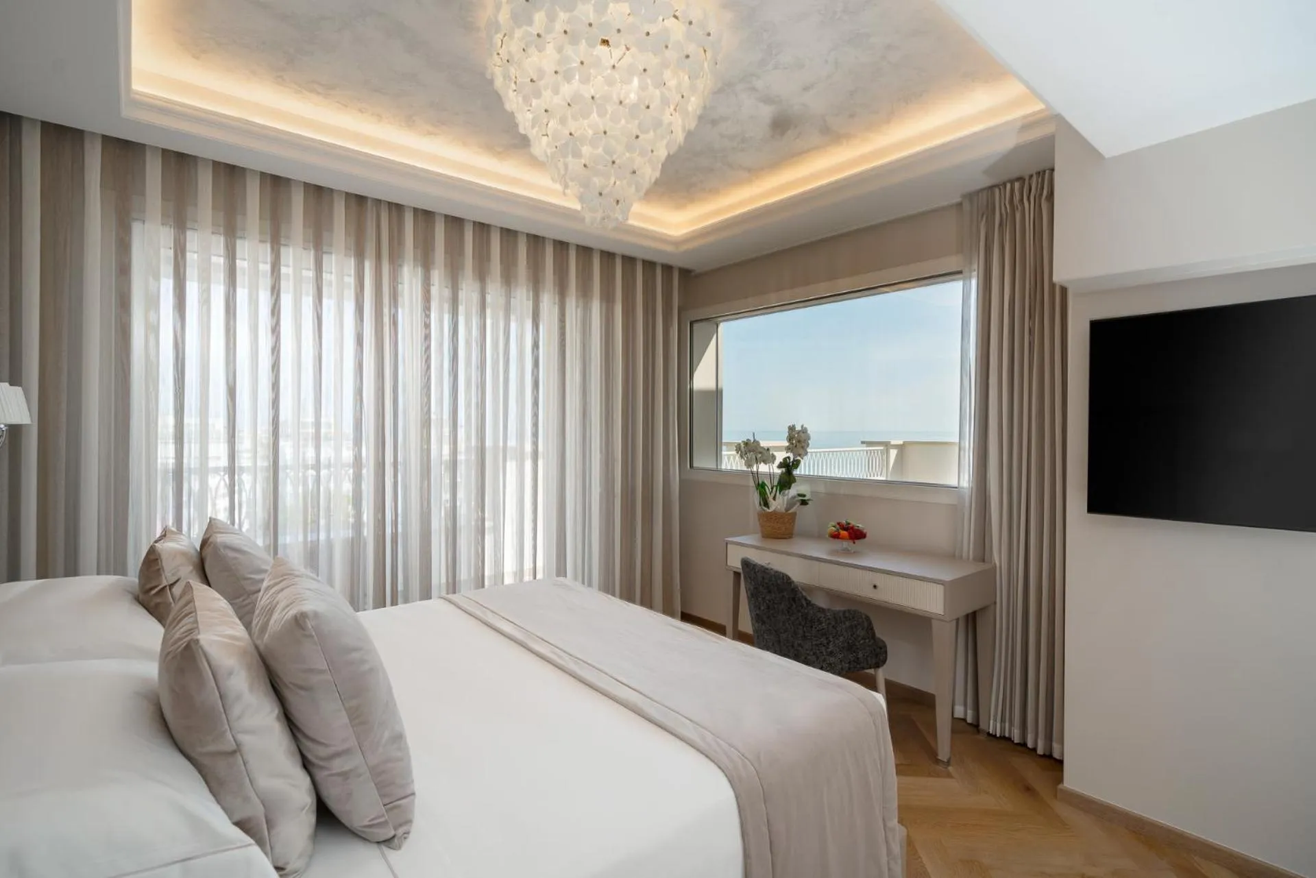 View (from property/room), Bed in Grand Hotel Gallia