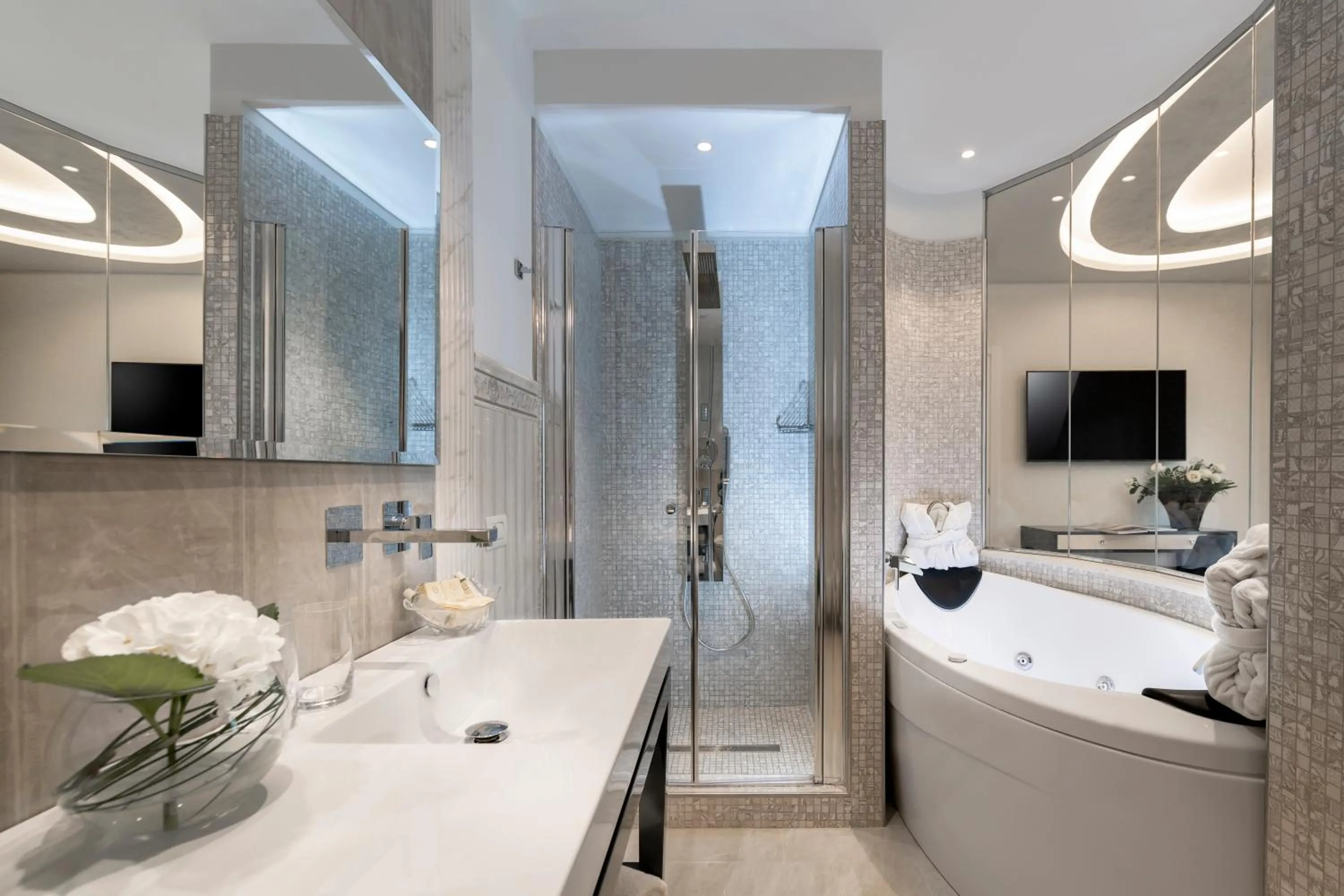 Shower in Grand Hotel Gallia