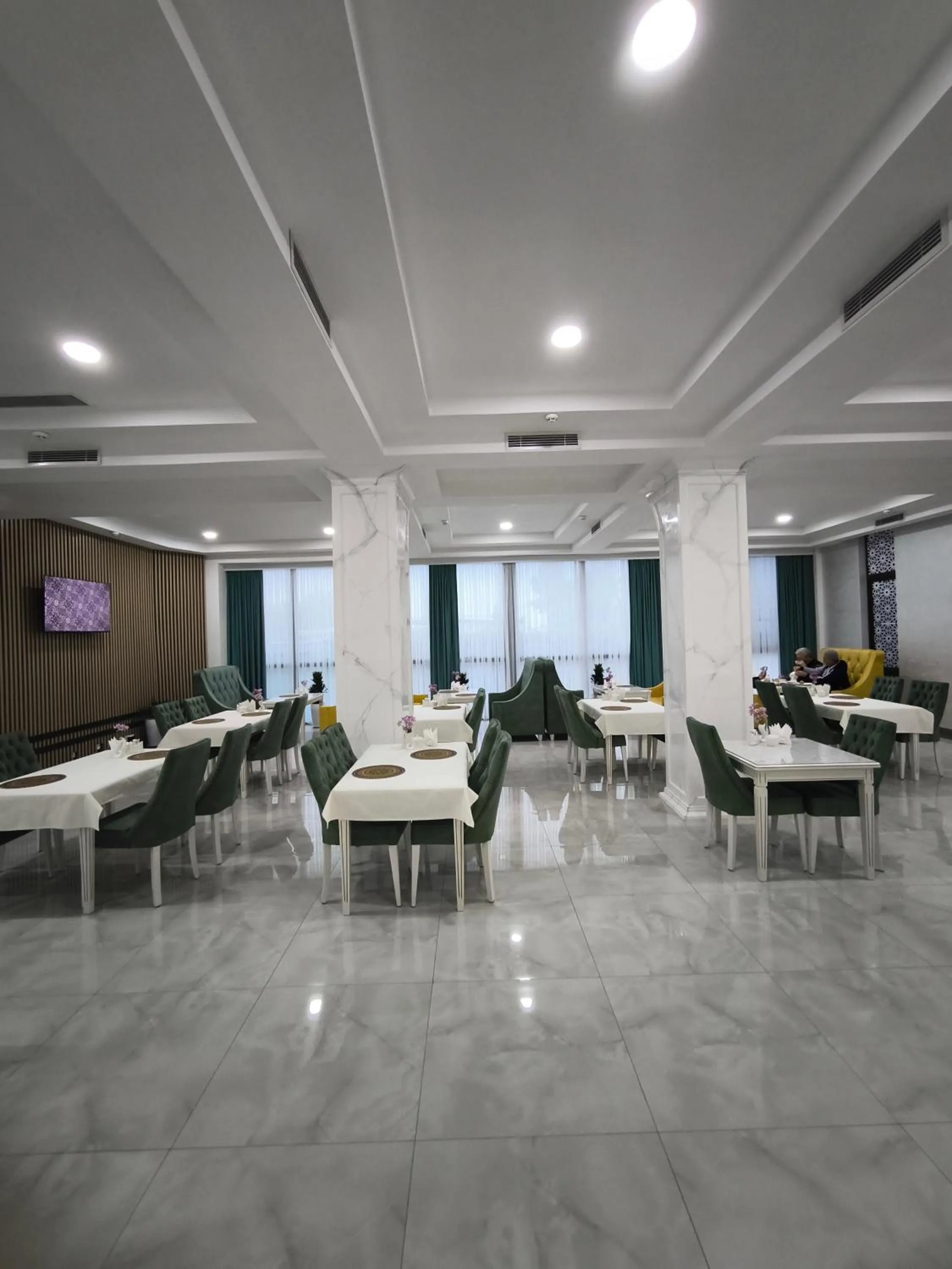 Restaurant/places to eat in Saroy Gardens Hotel