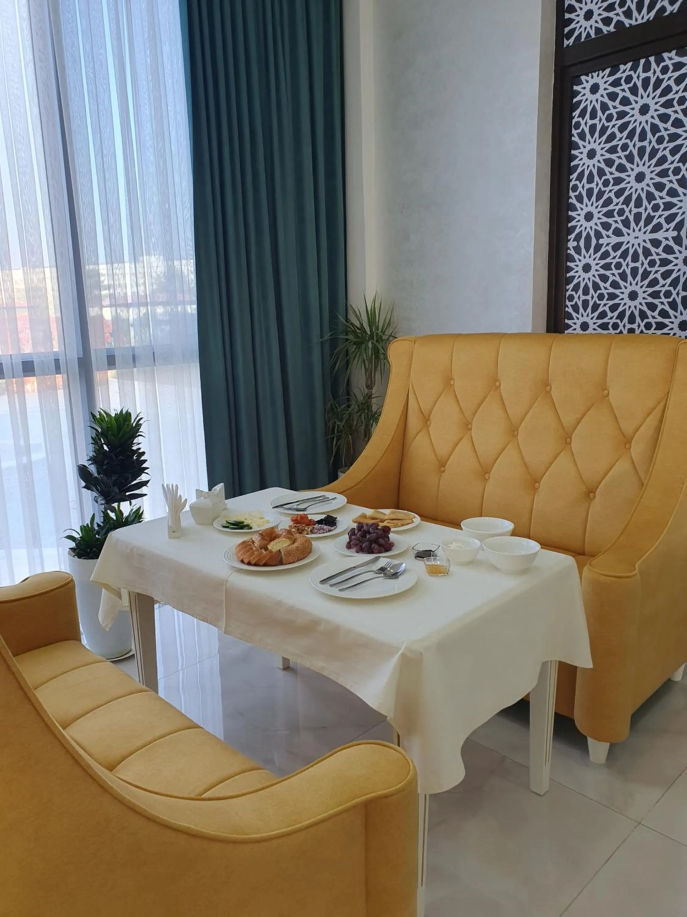 Restaurant/places to eat in Saroy Gardens Hotel