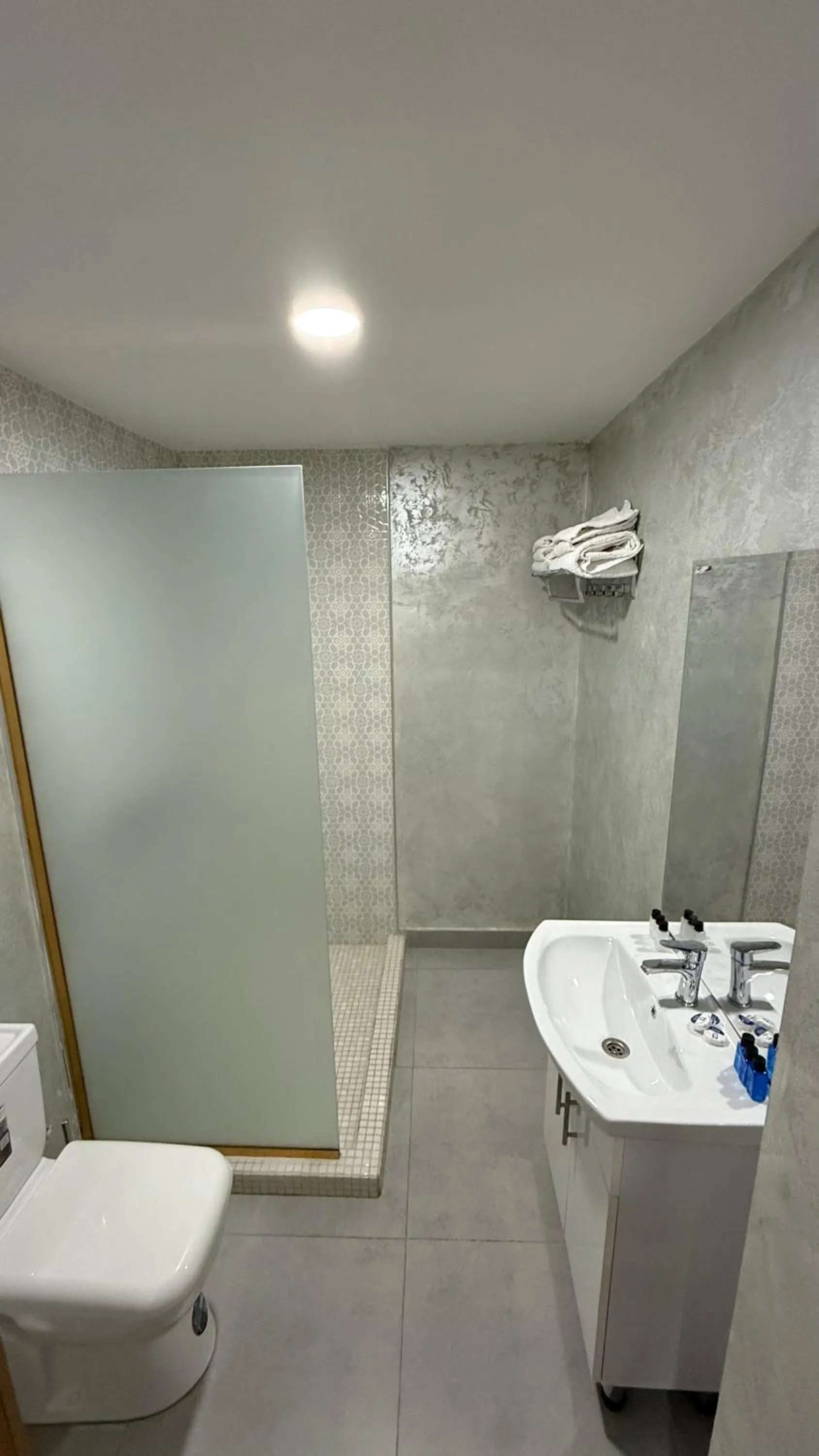 Shower in Saroy Gardens Hotel