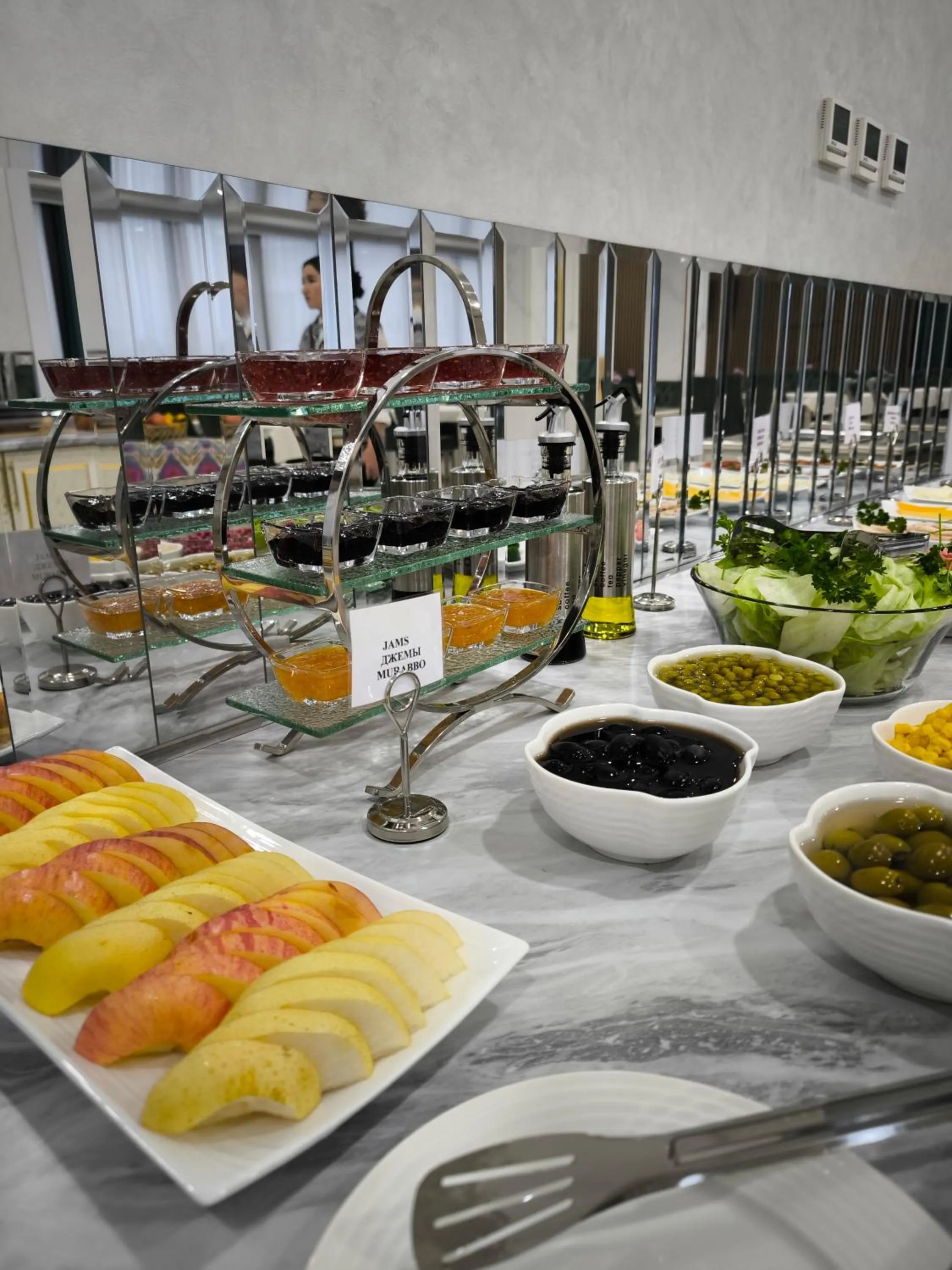 Restaurant/places to eat in Saroy Gardens Hotel