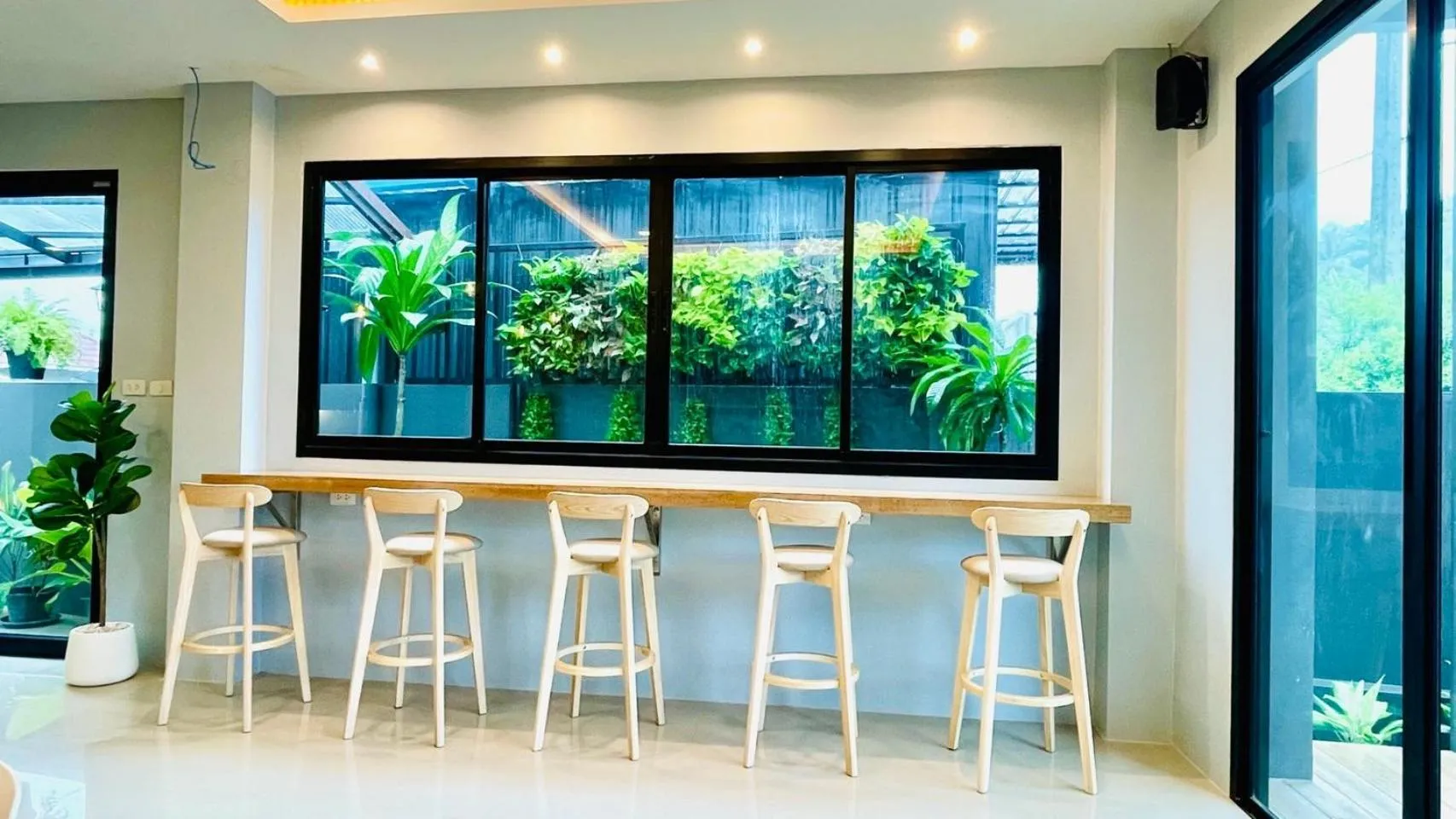 Restaurant/places to eat in The Village Poshtel