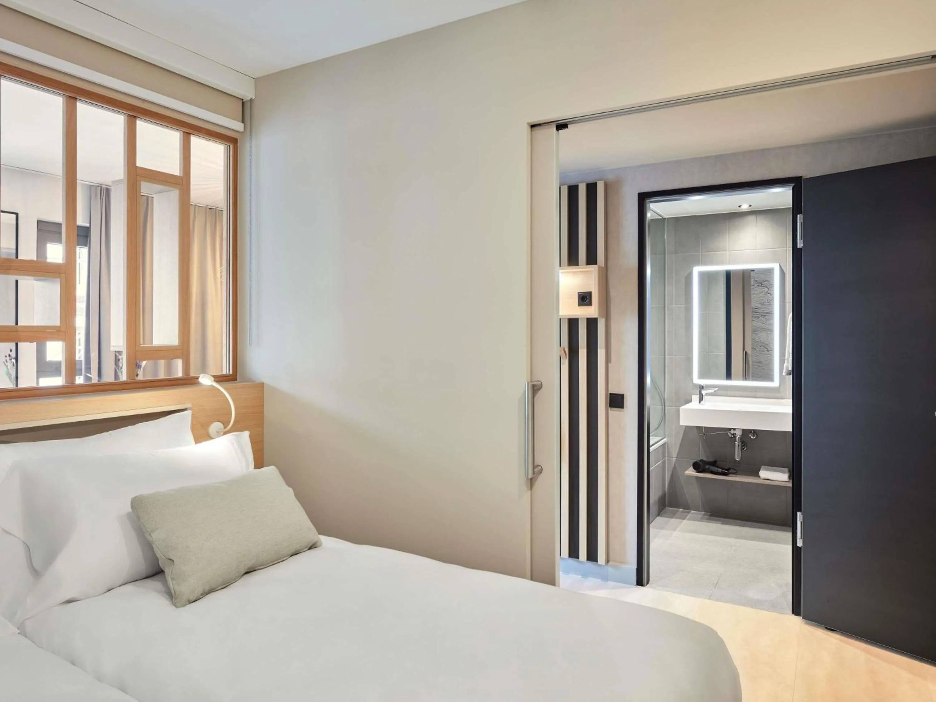 Bedroom, Bed in Aparthotel Adagio Stuttgart NeckarPark