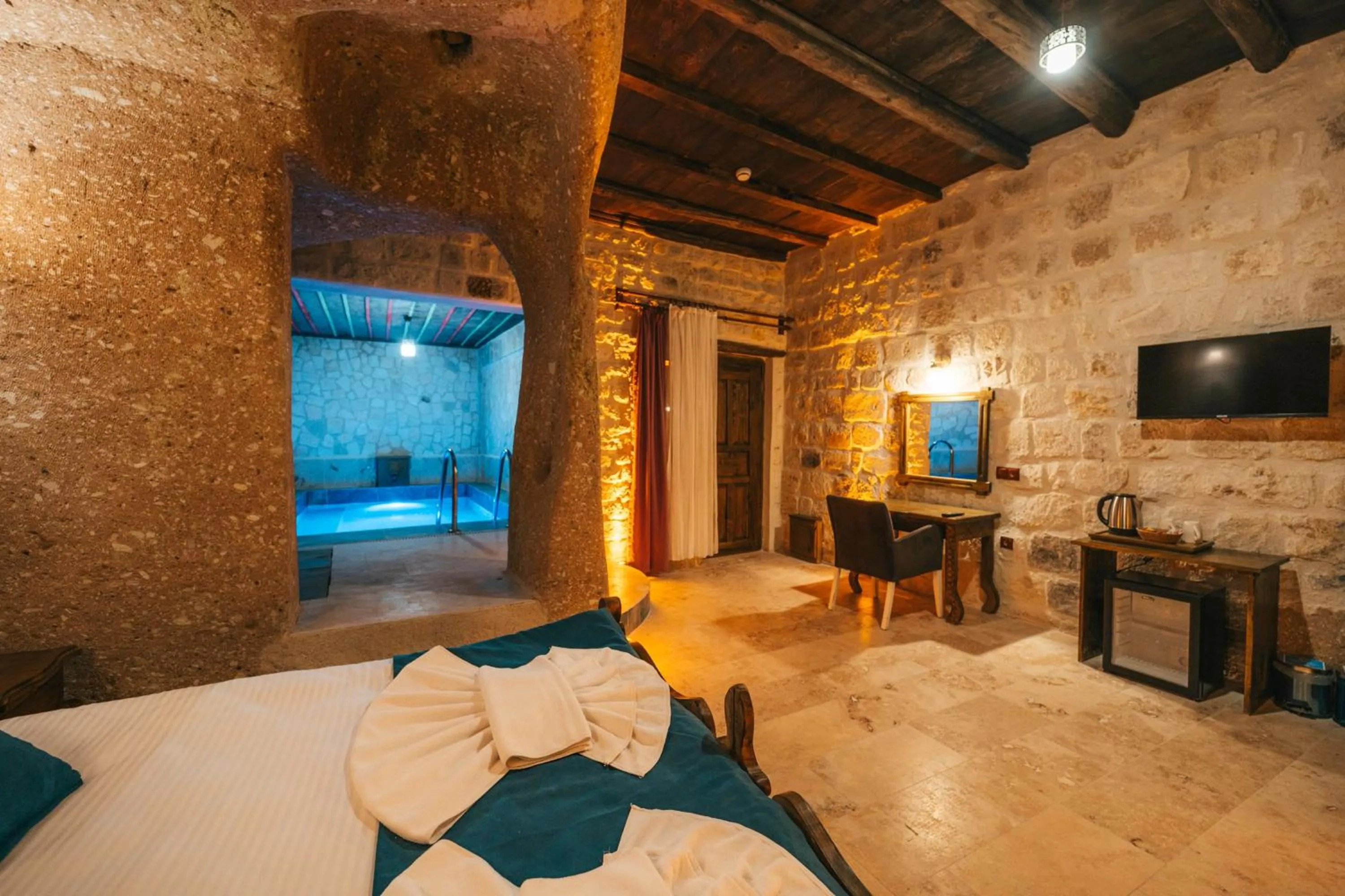 Photo of the whole room, Bed in Cappatria Cave House