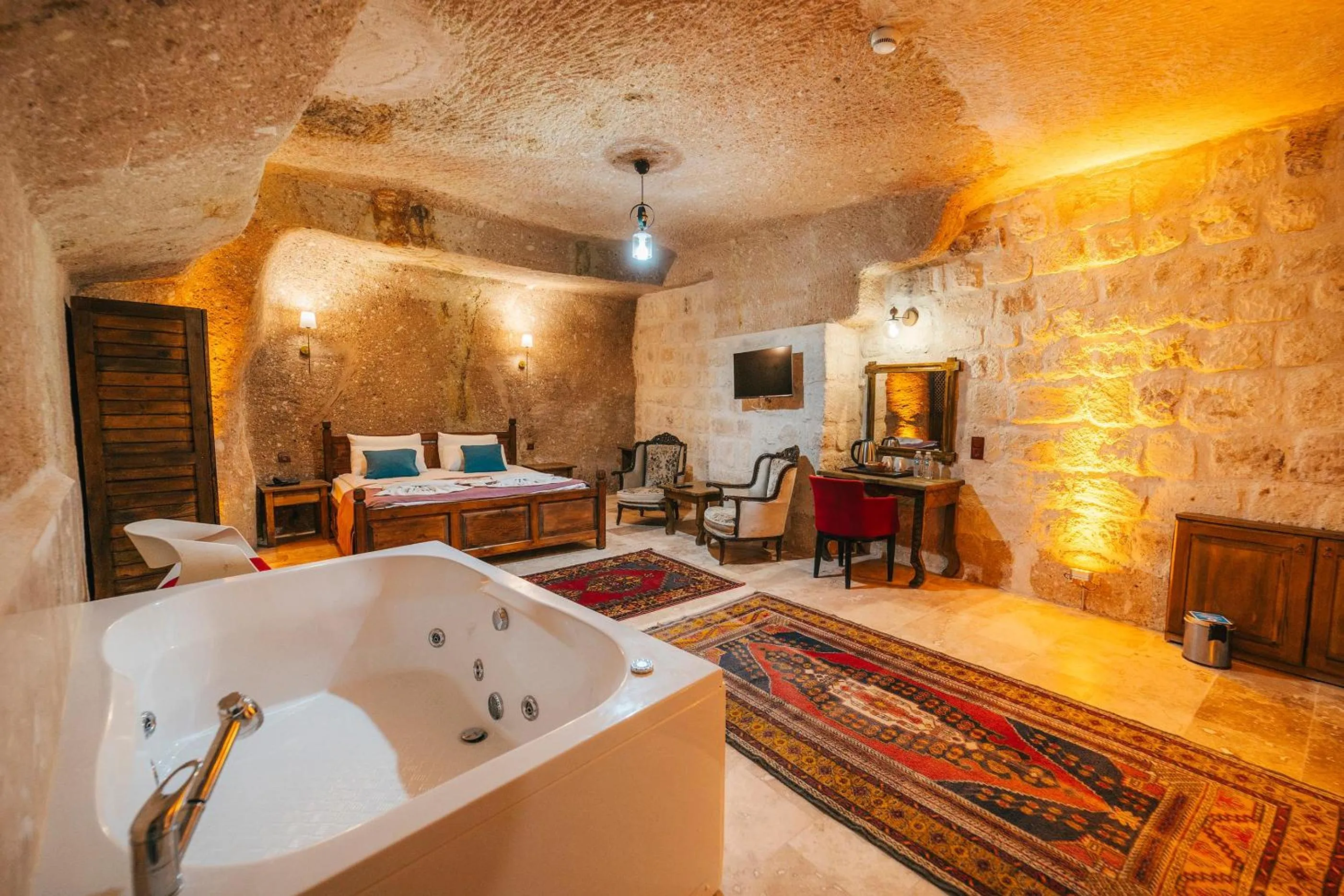 Hot Tub, Bed in Cappatria Cave House