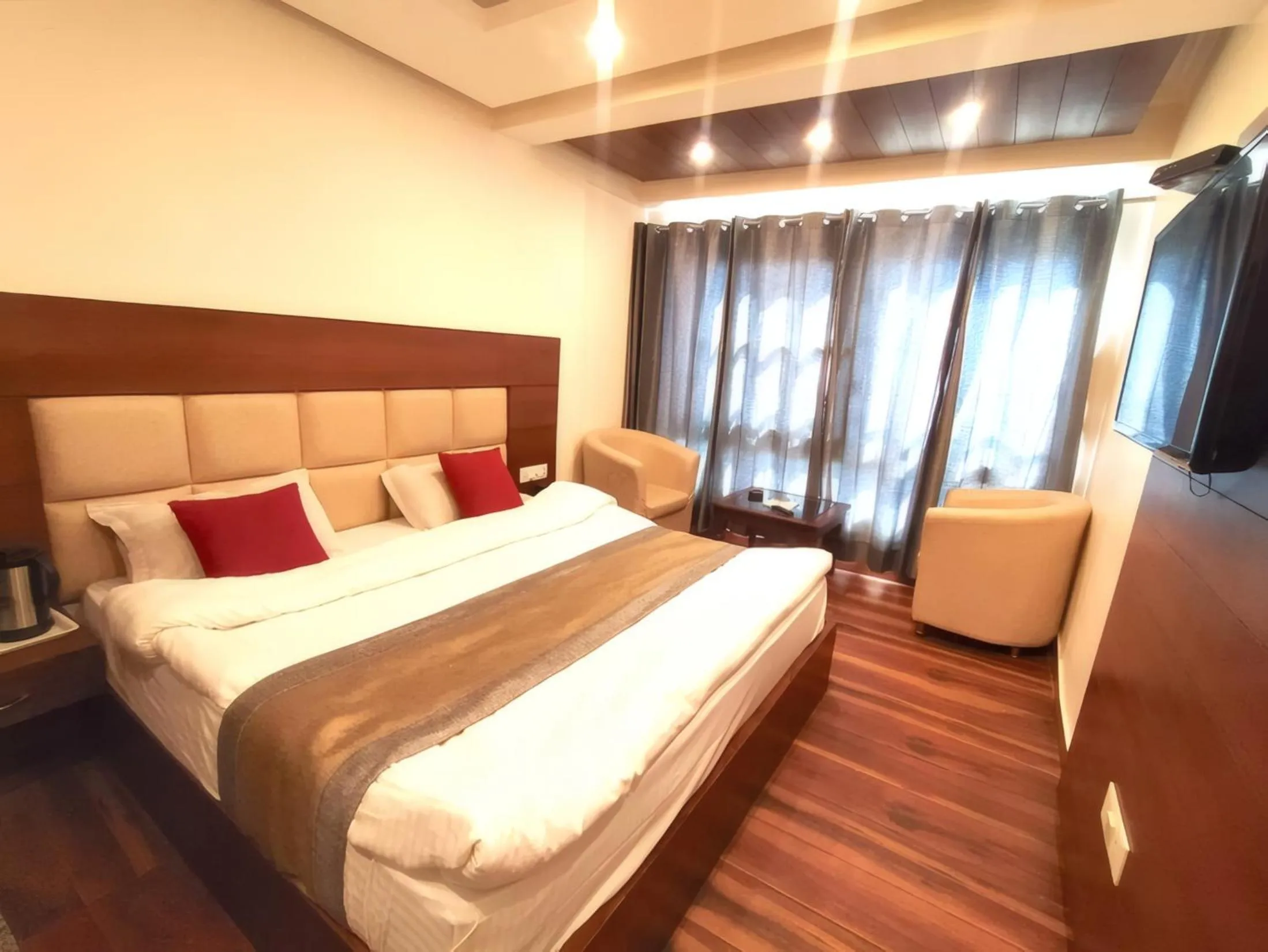 Double Room with Mountain View in Hotel Samrat - On Mall Road