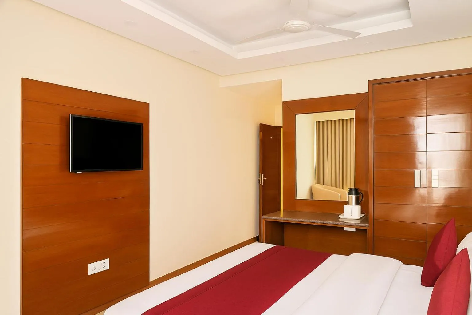 Bed in Hotel Samrat - On Mall Road