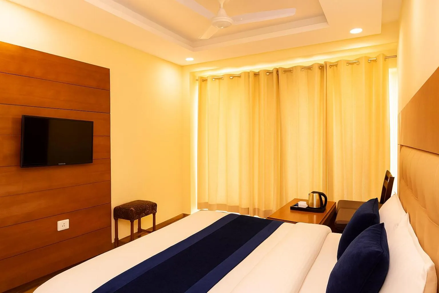 Bed in Hotel Samrat - On Mall Road