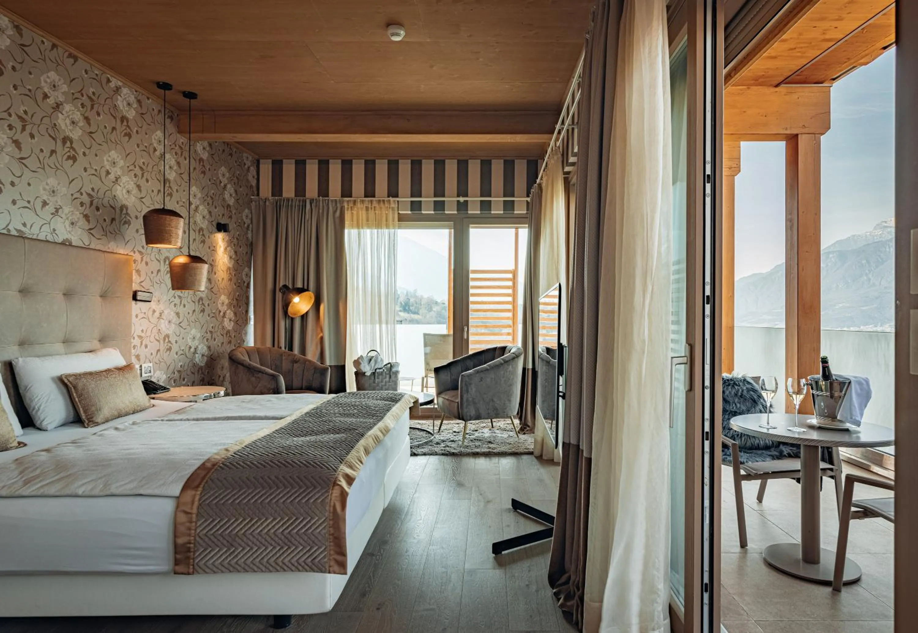 Living room, Bed in Hotel Villa Madruzzo