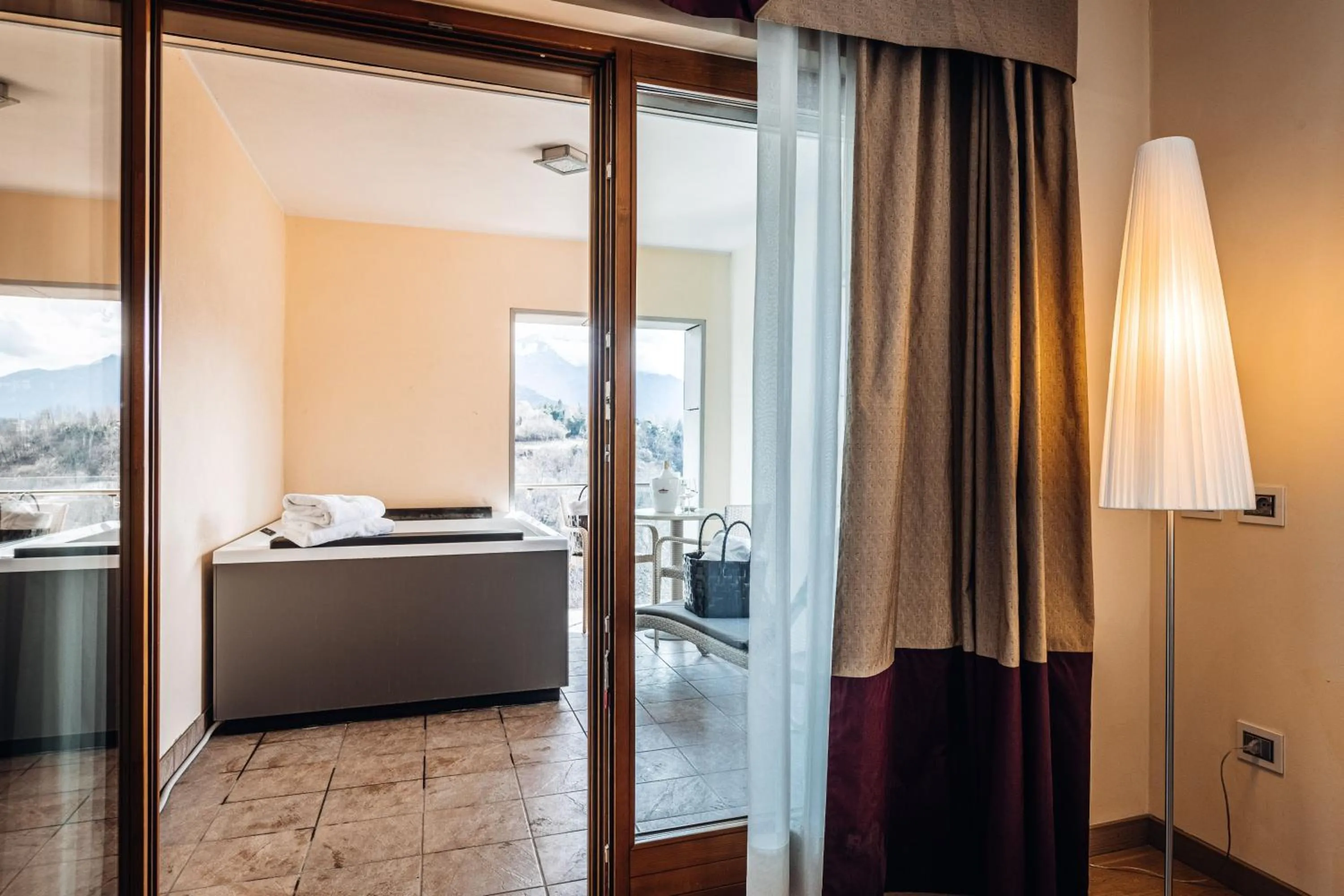 Hot Tub, Bed in Hotel Villa Madruzzo