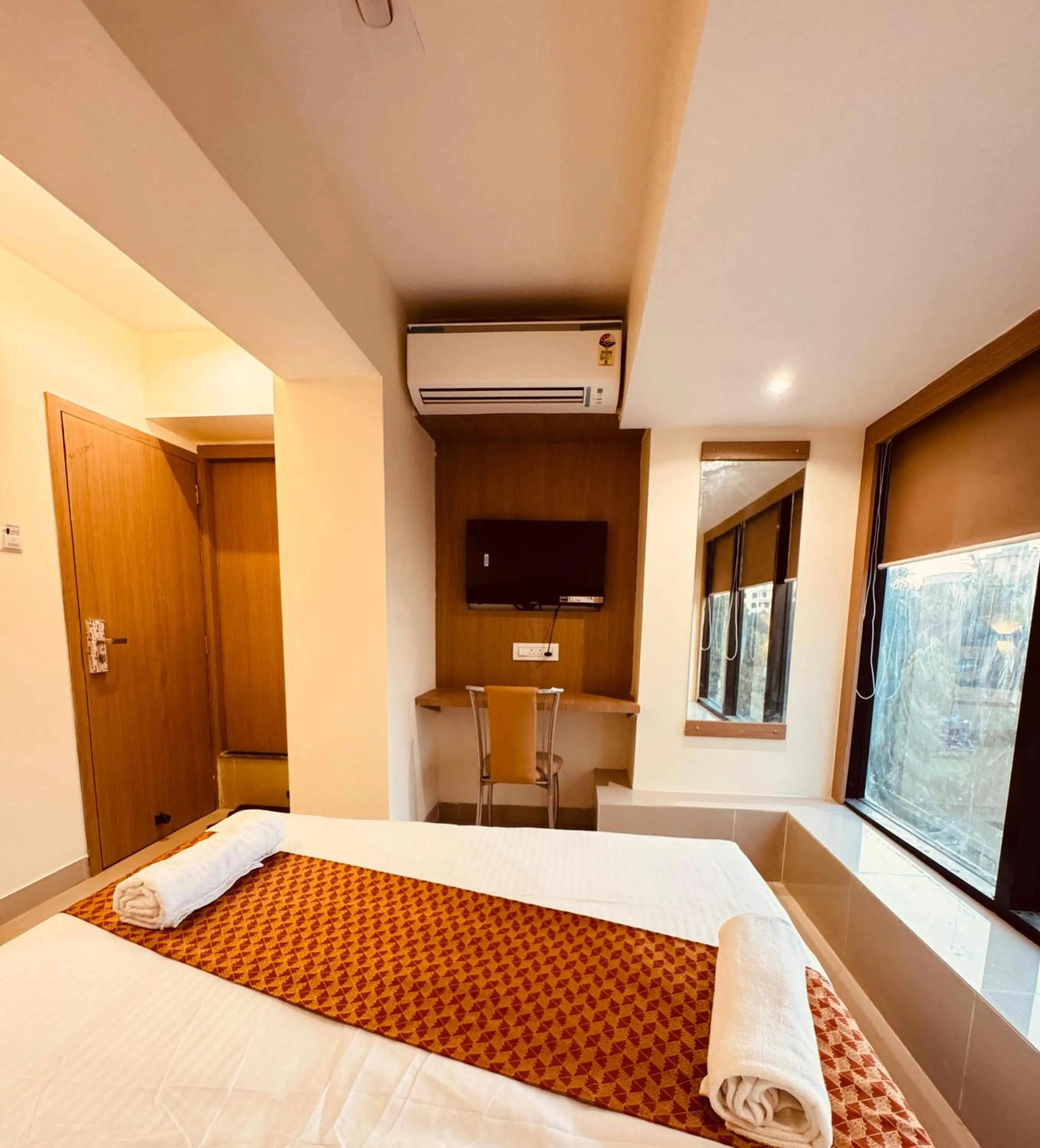 Communal lounge/ TV room, Bed in Hotel Cliff Garden