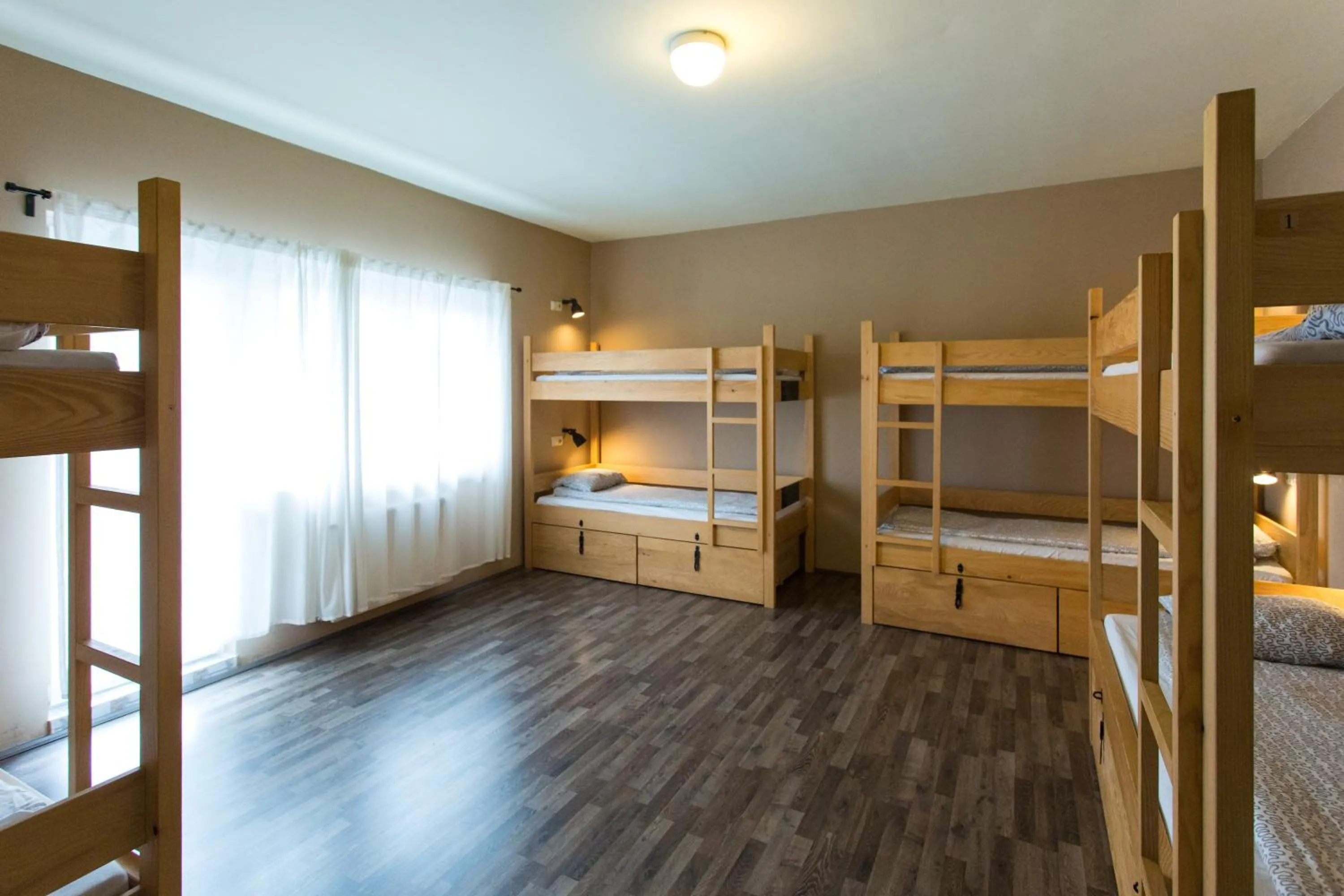 Bed in 8-Bed Mixed Dormitory Room in Falling Lakes Hostel